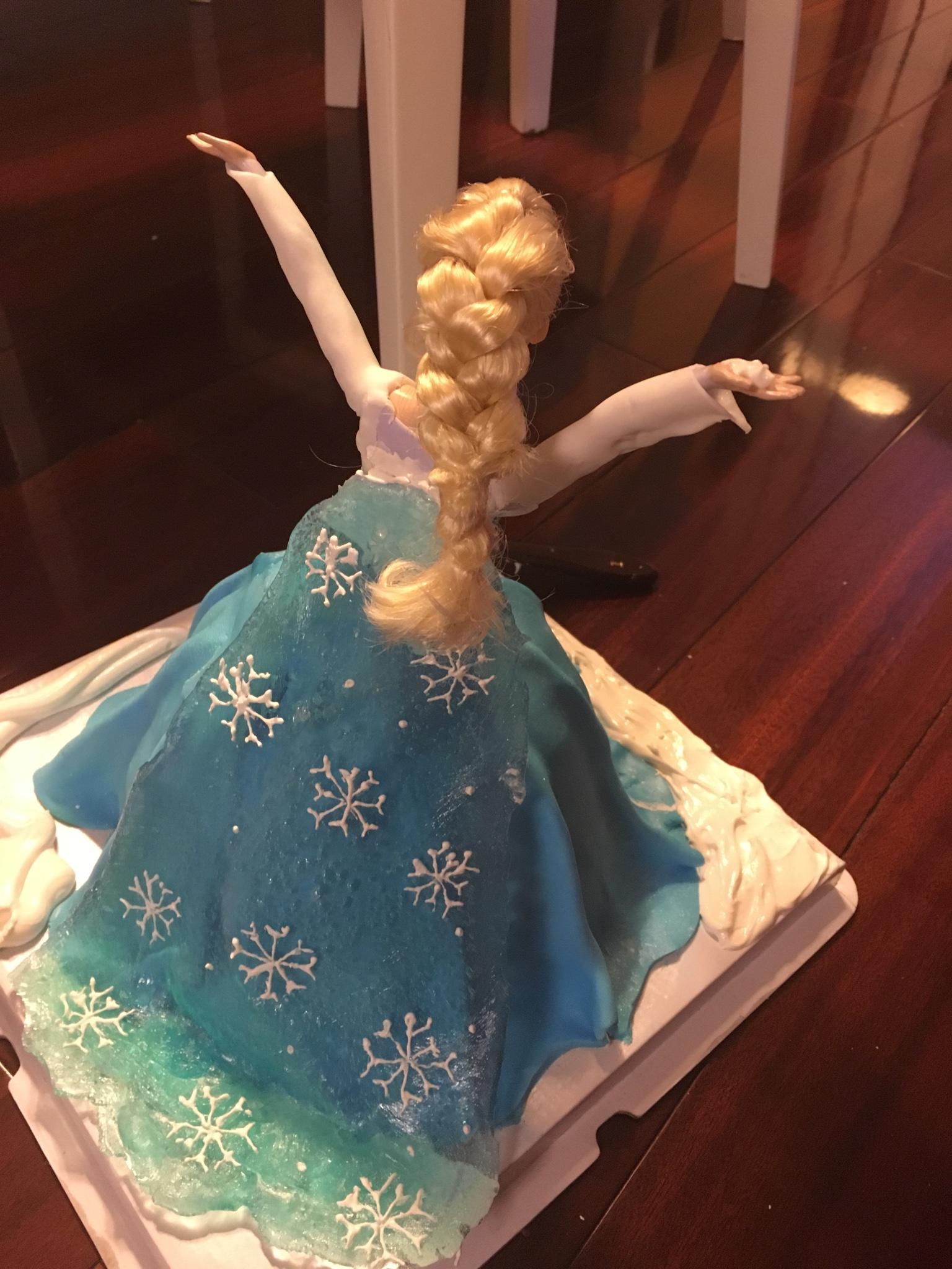 翻糖芭比娃娃蛋糕 冰雪奇緣艾莎公主蛋糕 翻糖雙層週歲蛋糕的做法 步骤59