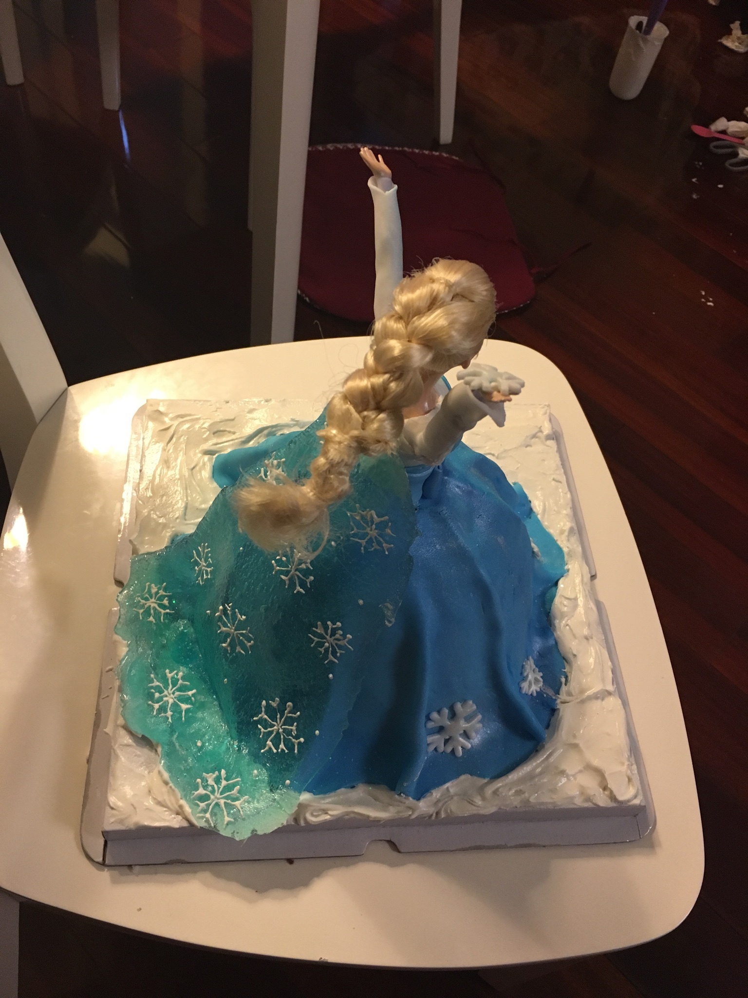 翻糖芭比娃娃蛋糕 冰雪奇緣艾莎公主蛋糕 翻糖雙層週歲蛋糕的做法 步骤63