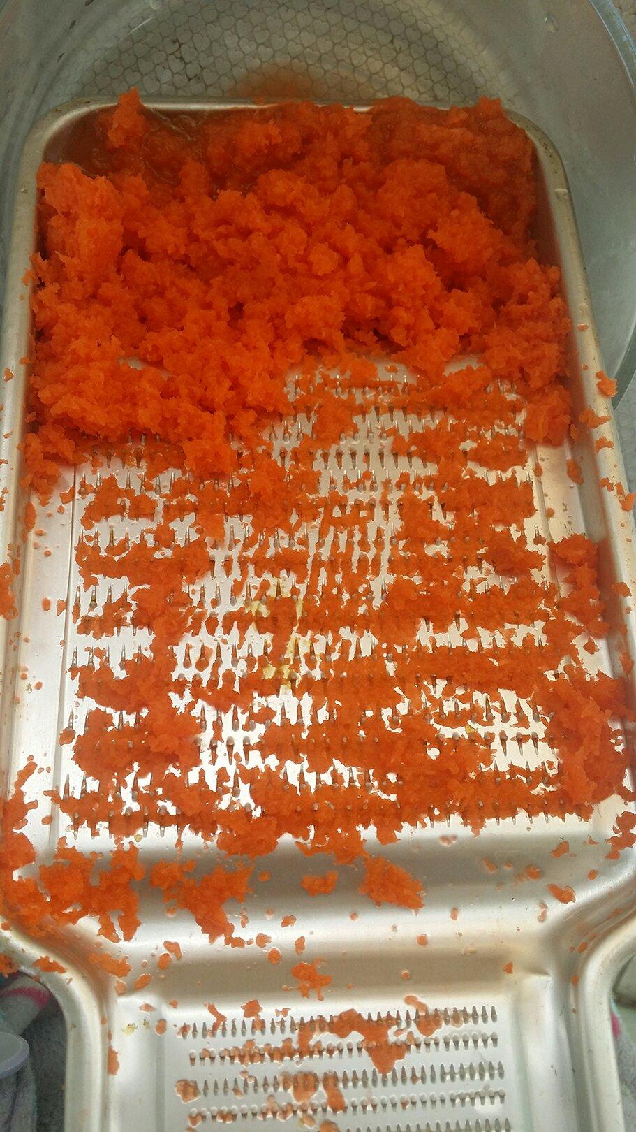 胡蘿蔔煎蛋餅的做法 步骤1