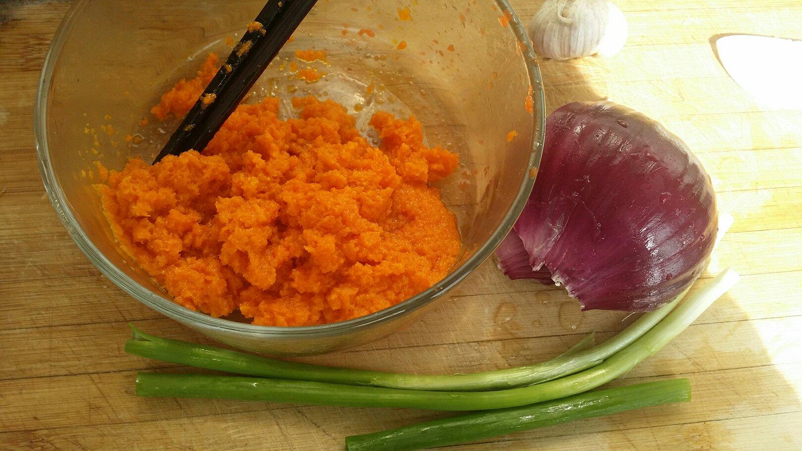 胡蘿蔔煎蛋餅的做法 步骤3