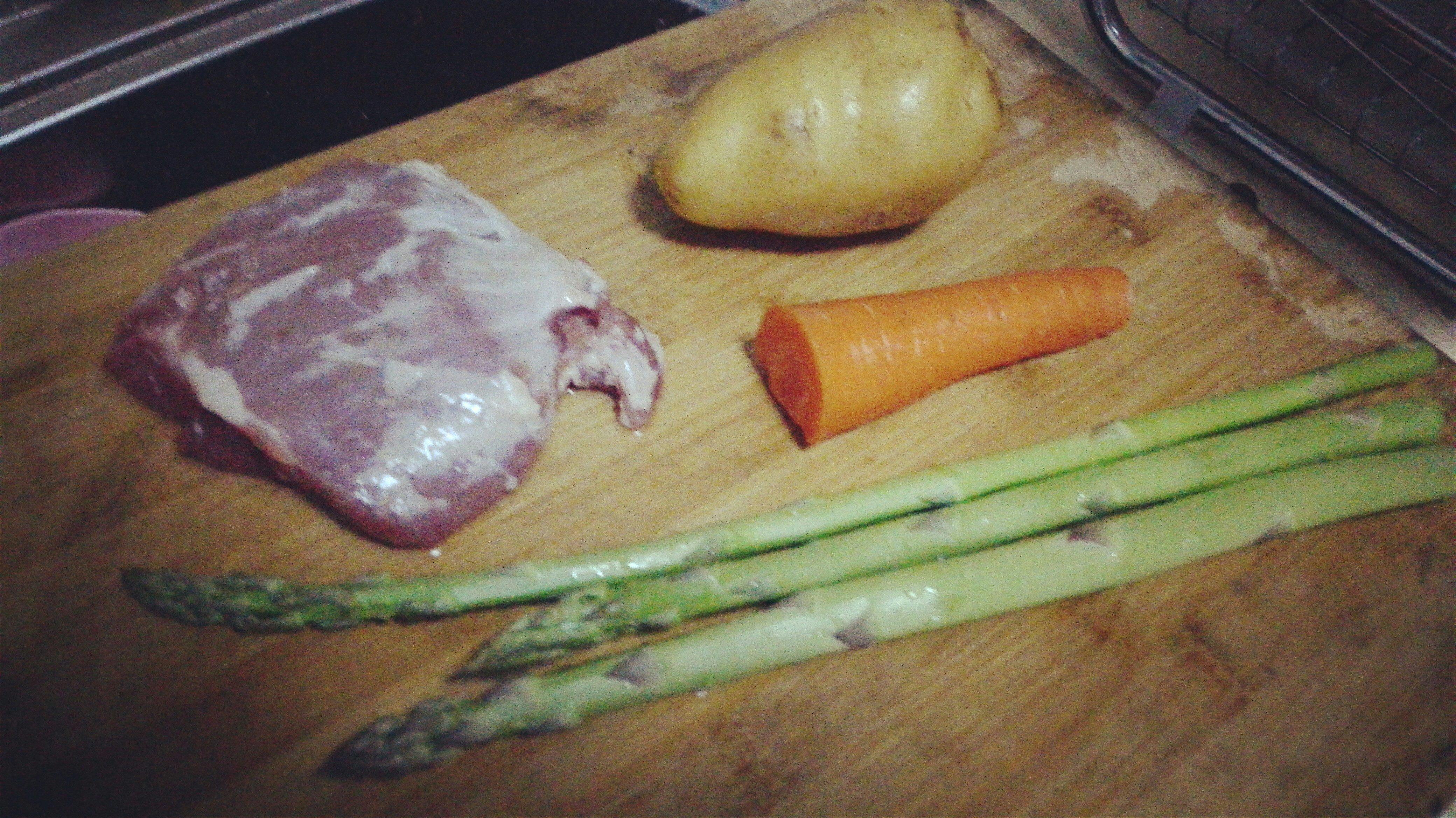 土豆胡蘿蔔蘆筍肉丁蓋澆飯的做法 步骤1