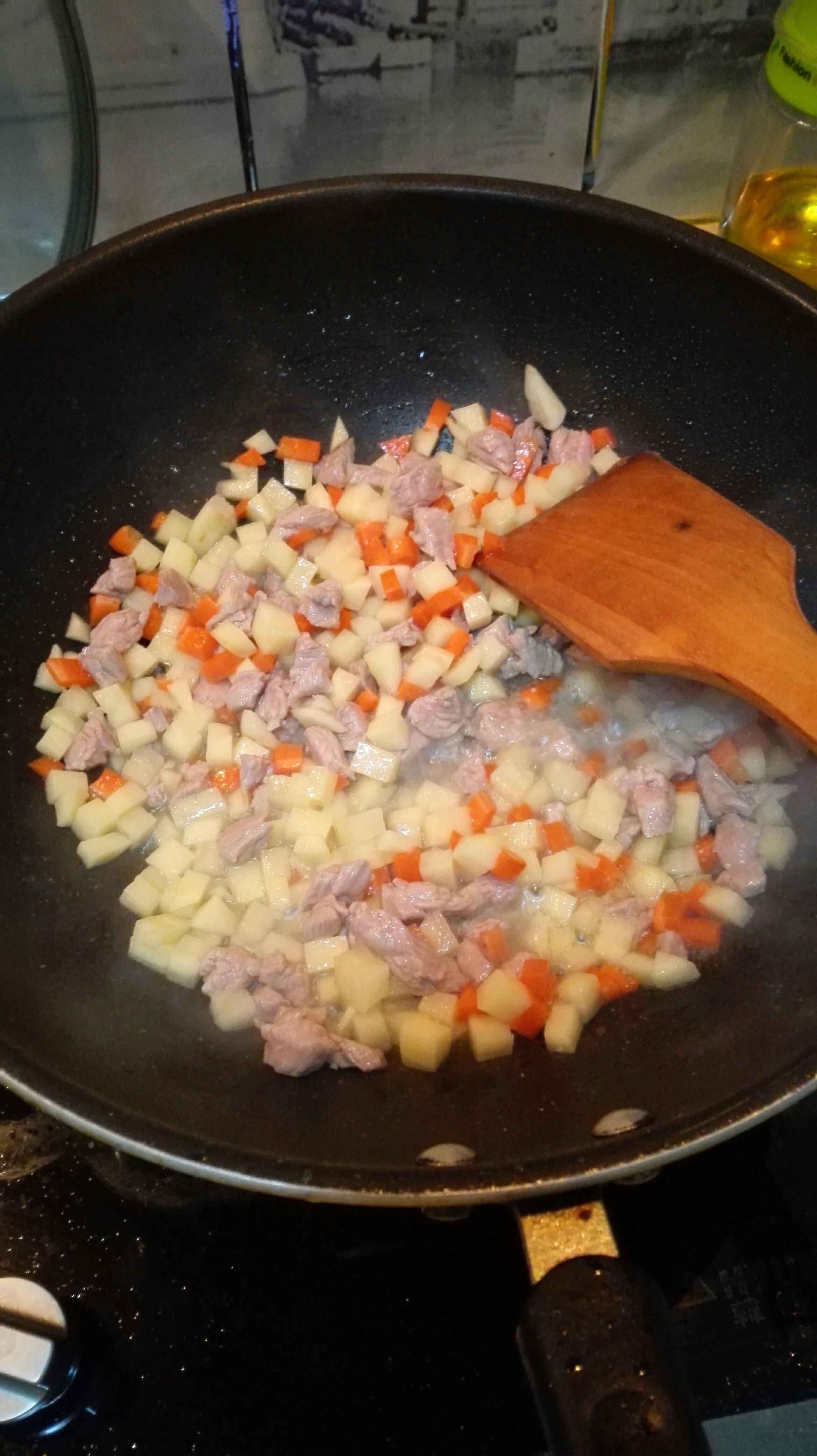 土豆胡蘿蔔蘆筍肉丁蓋澆飯的做法 步骤4