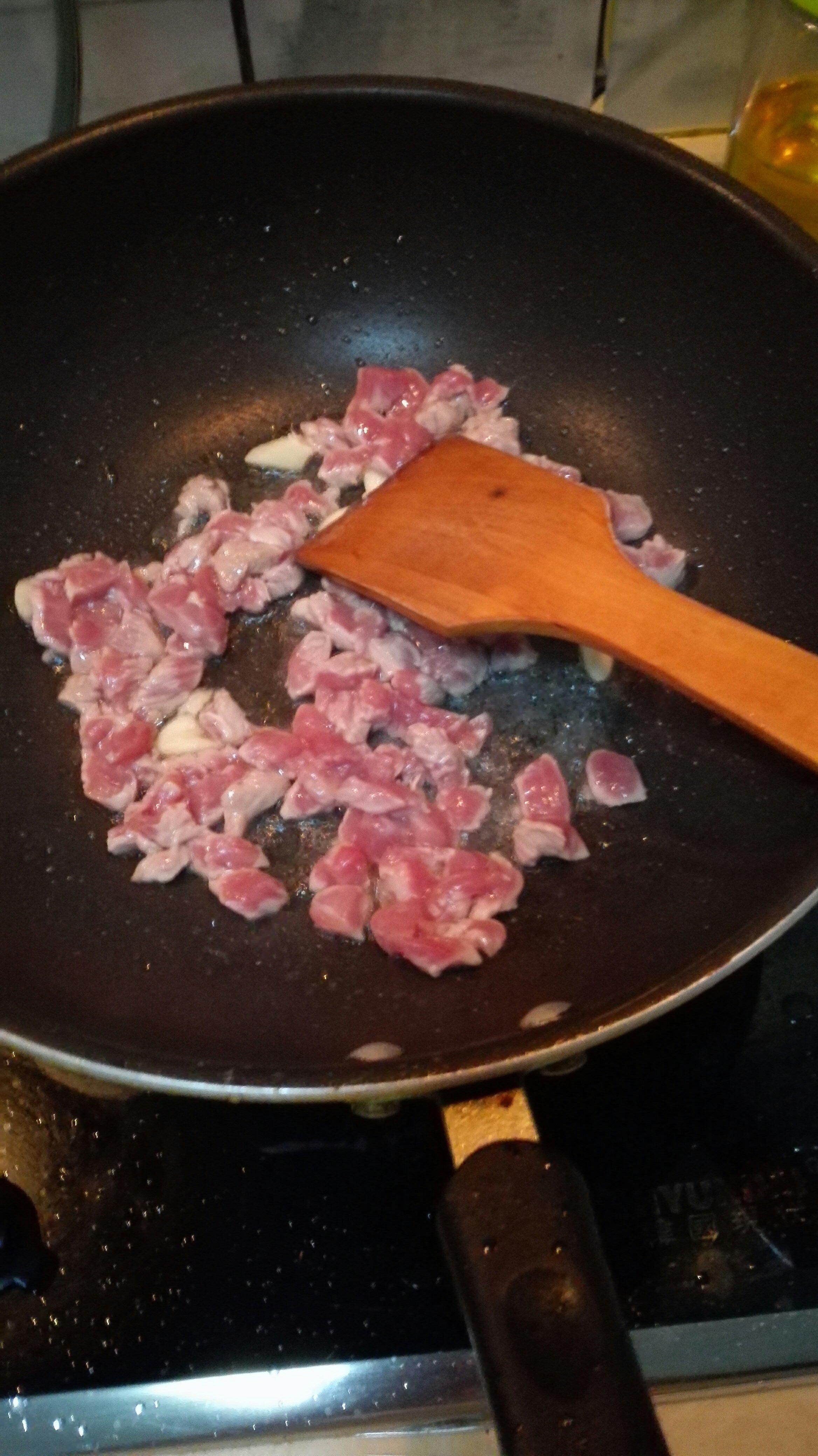 土豆胡蘿蔔蘆筍肉丁蓋澆飯的做法 步骤3