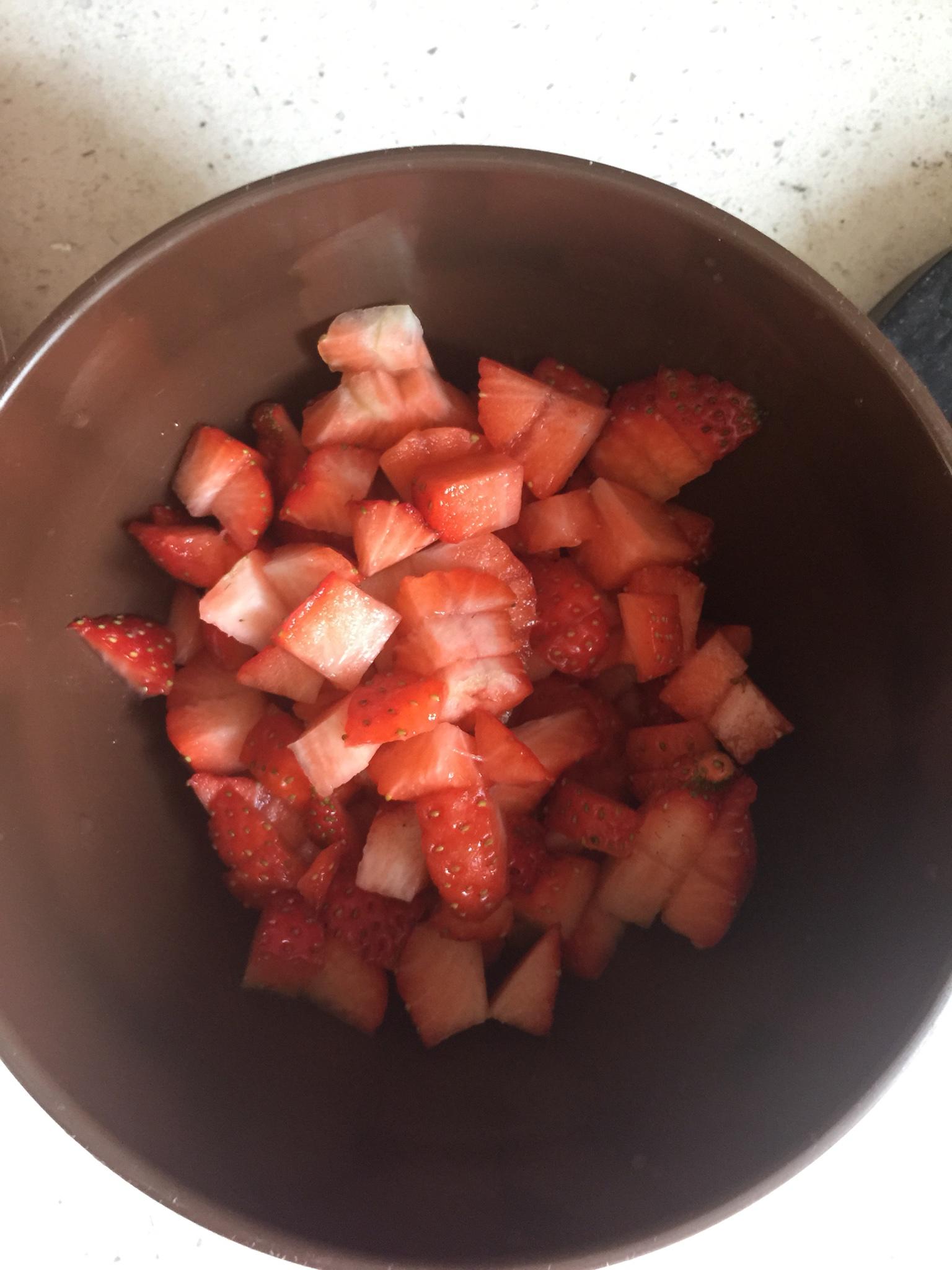 草莓奇異果酸奶奶茶布丁的做法 步骤4