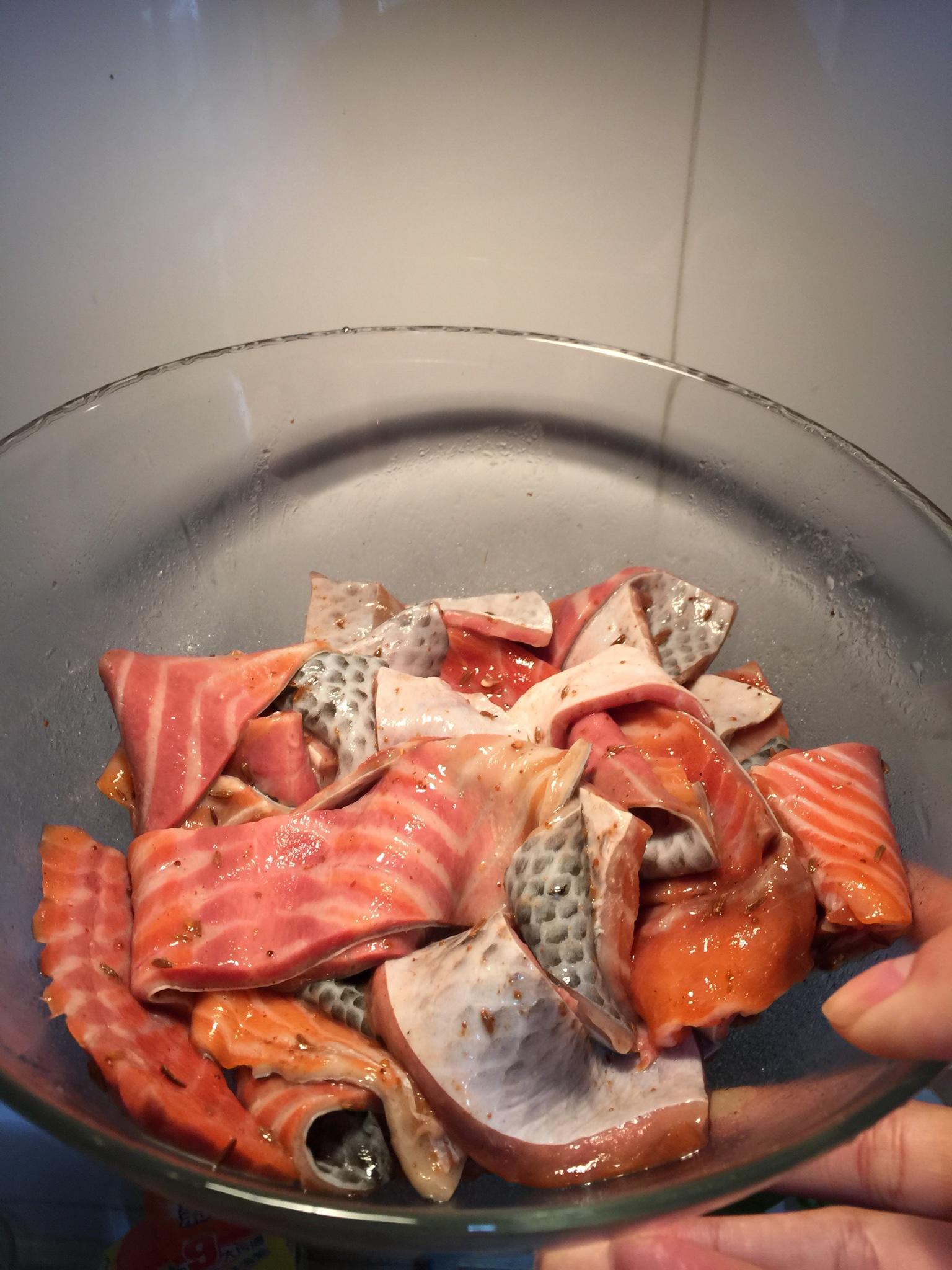 烤三文魚皮的做法 步骤1