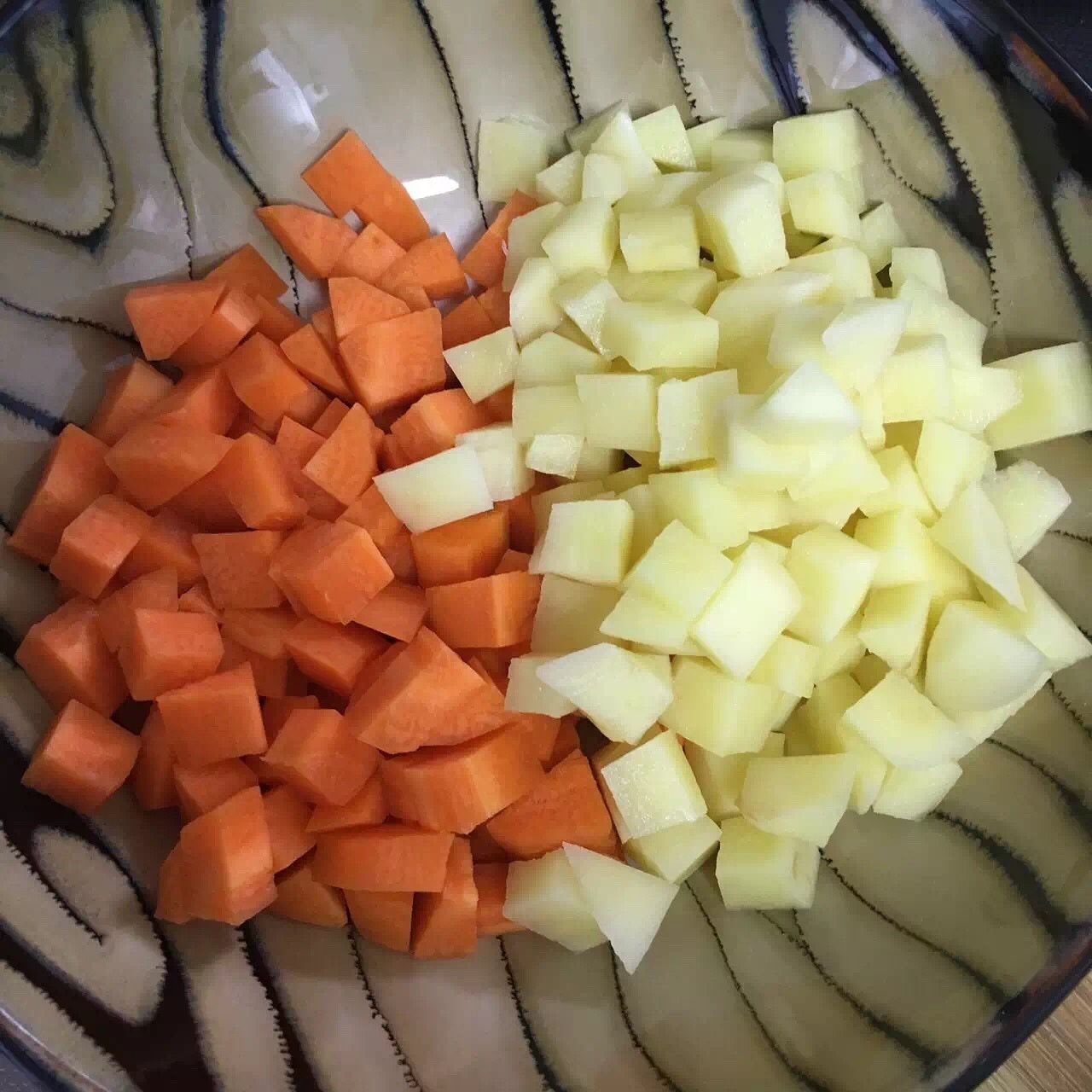 胡蘿蔔土豆豌豆鹹肉燜飯 （孕期菜譜2）的做法 步骤1