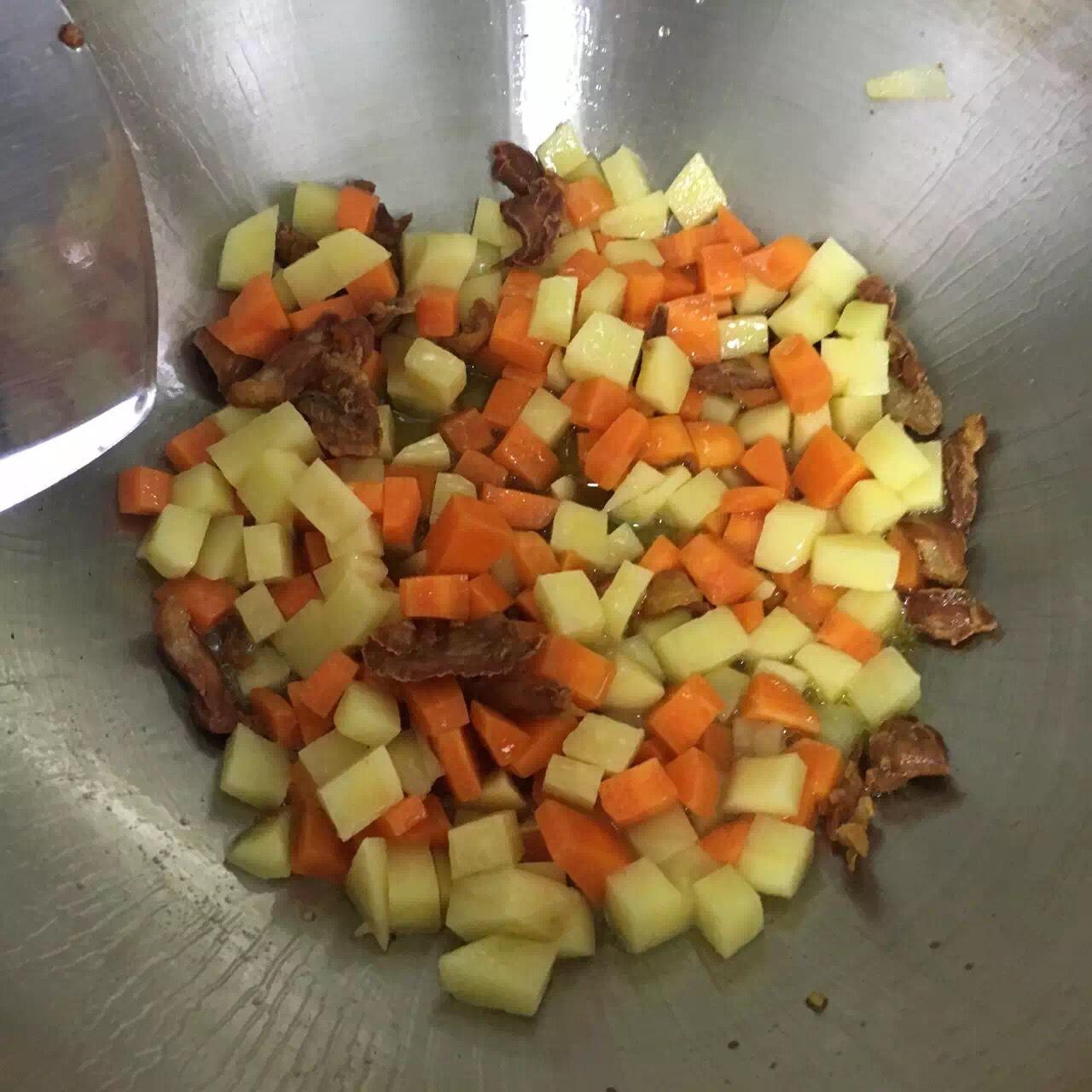 胡蘿蔔土豆豌豆鹹肉燜飯 （孕期菜譜2）的做法 步骤4