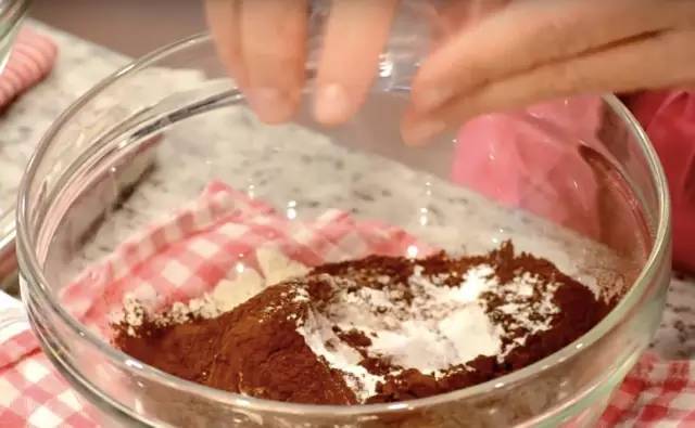 愛心蛋糕：Part1. 巧克力雪紡蛋糕的做法 步骤4