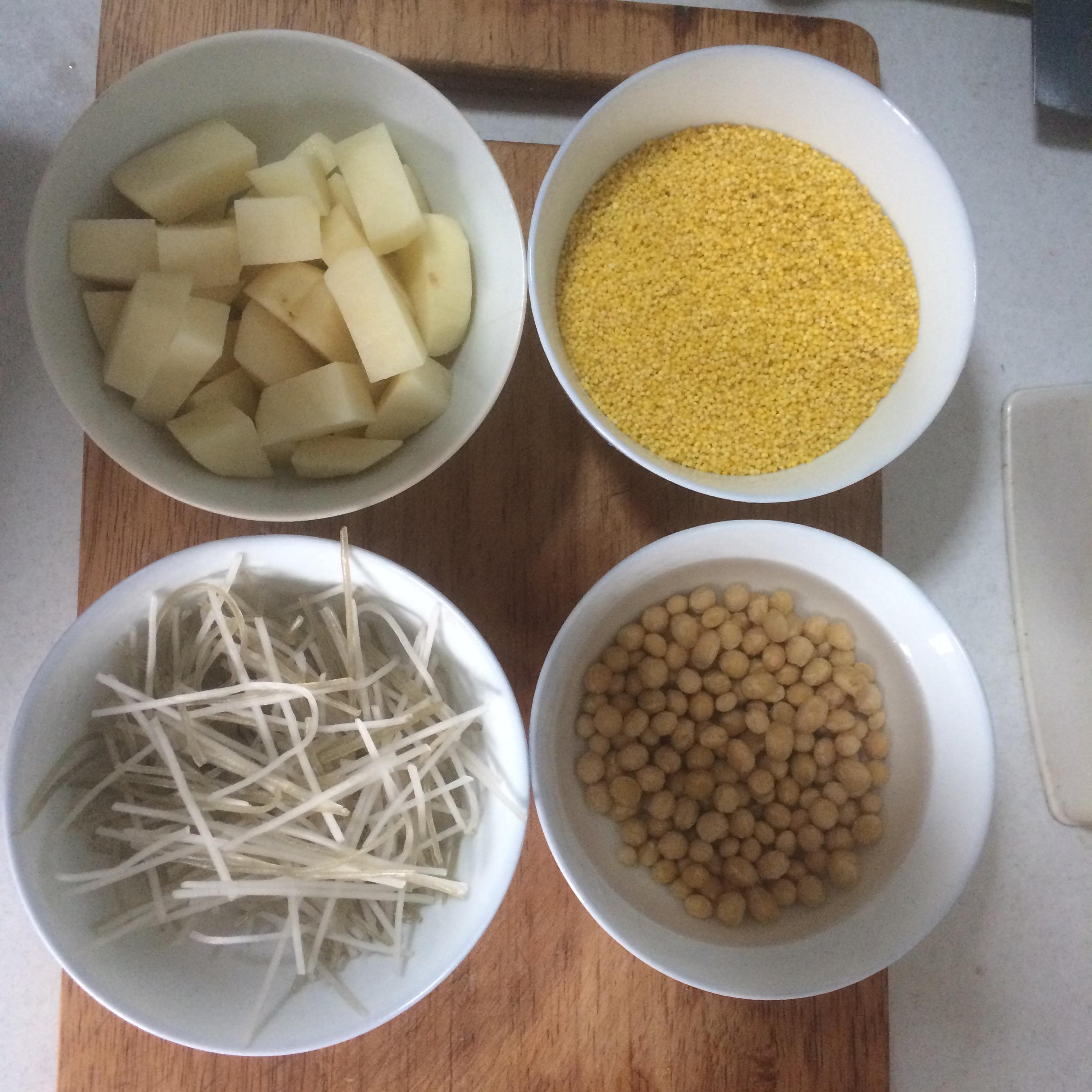 小米土豆燜飯的做法 步骤1
