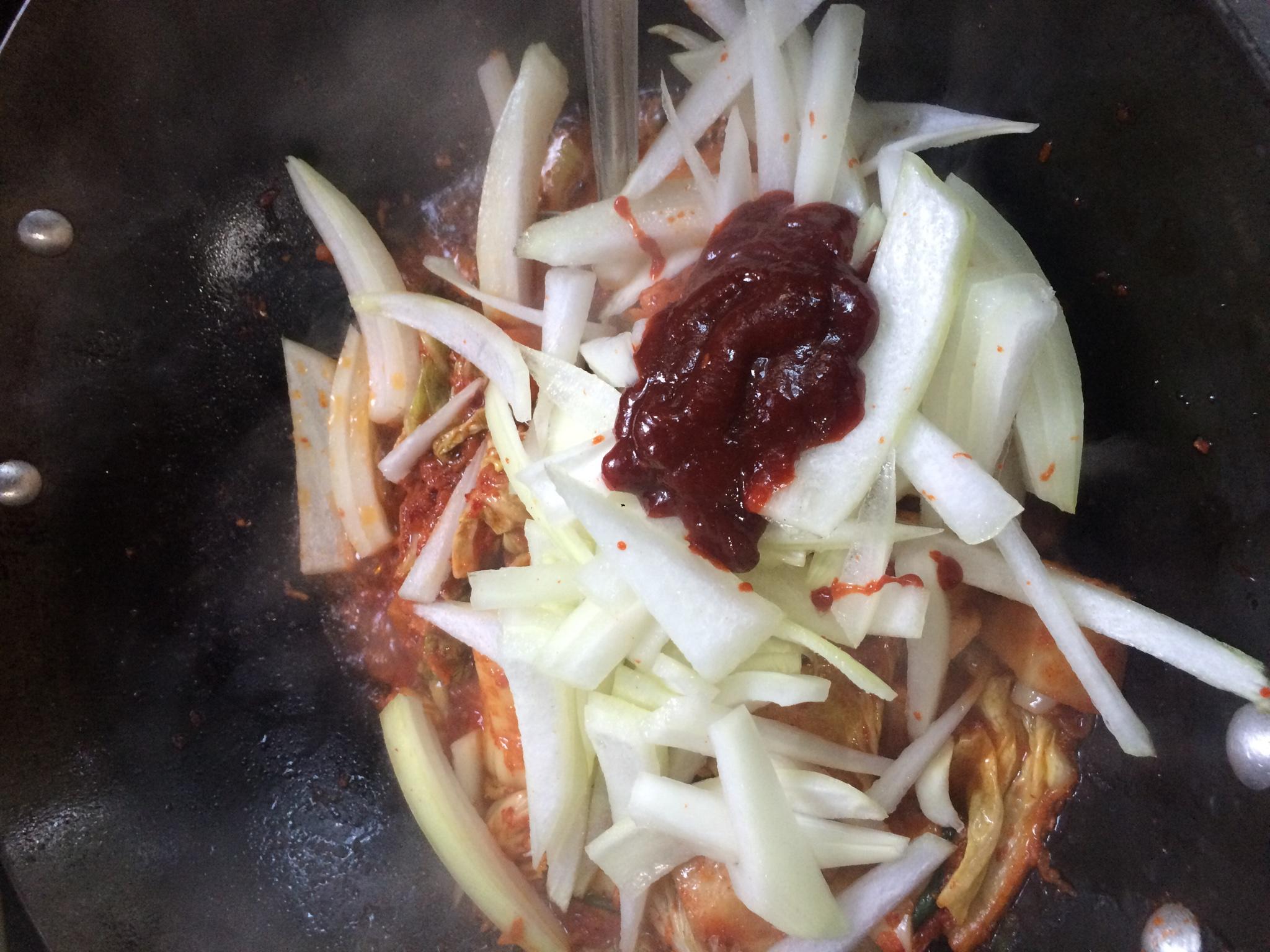 韓式泡菜拉麪（蛋奶素版）的做法 步骤4