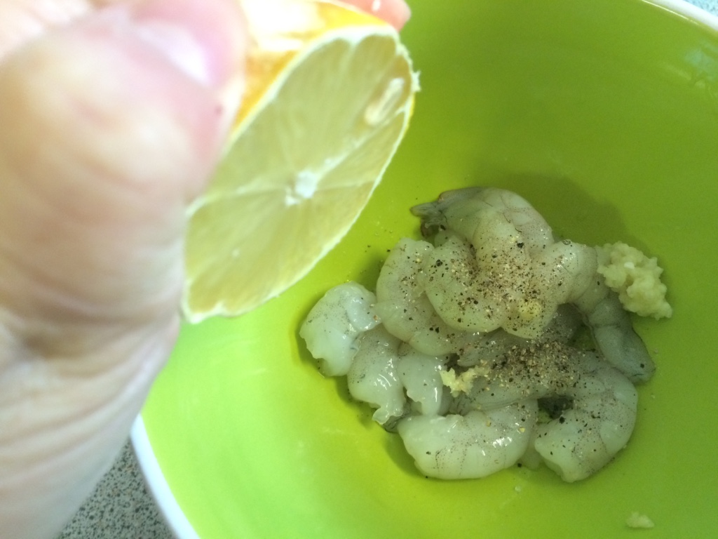 開胃菜｜黃瓜牛油果醬卷蝦的做法 步骤1