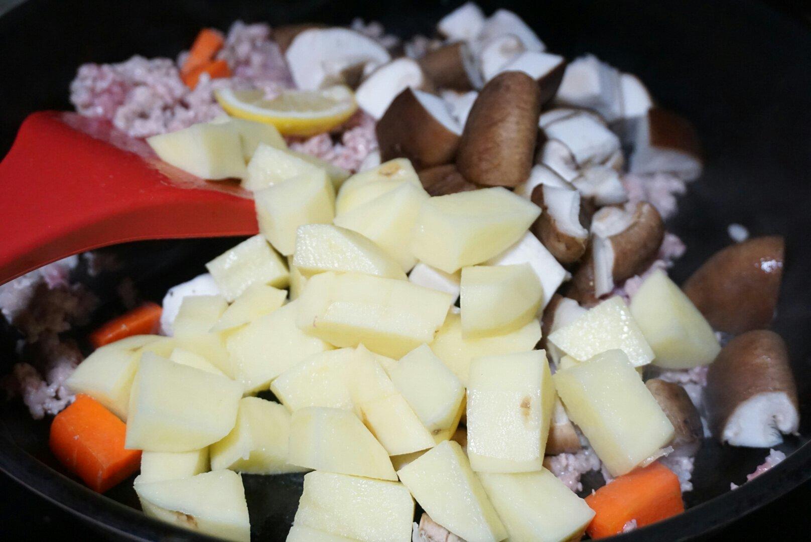 土豆香菇燜肉末（下飯菜）的做法 步骤6