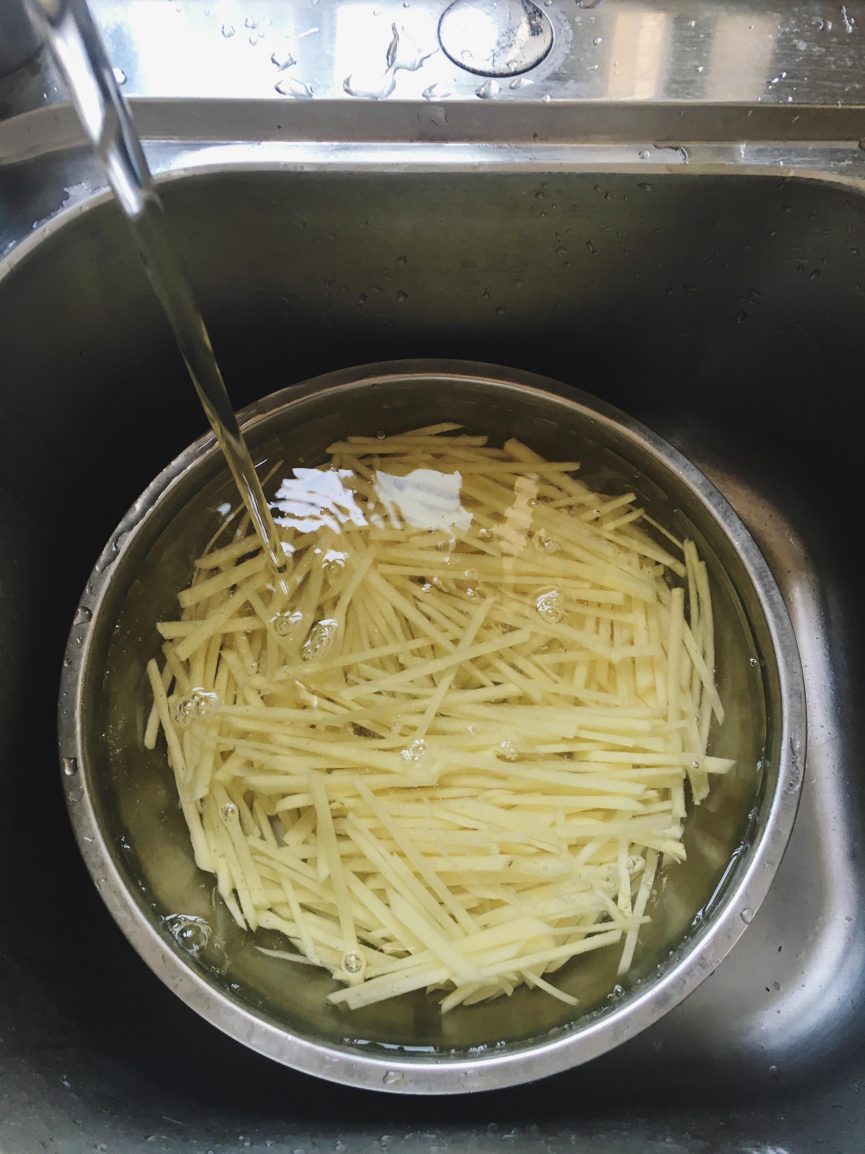 簡單美味的蒜香土豆絲的做法 步骤1