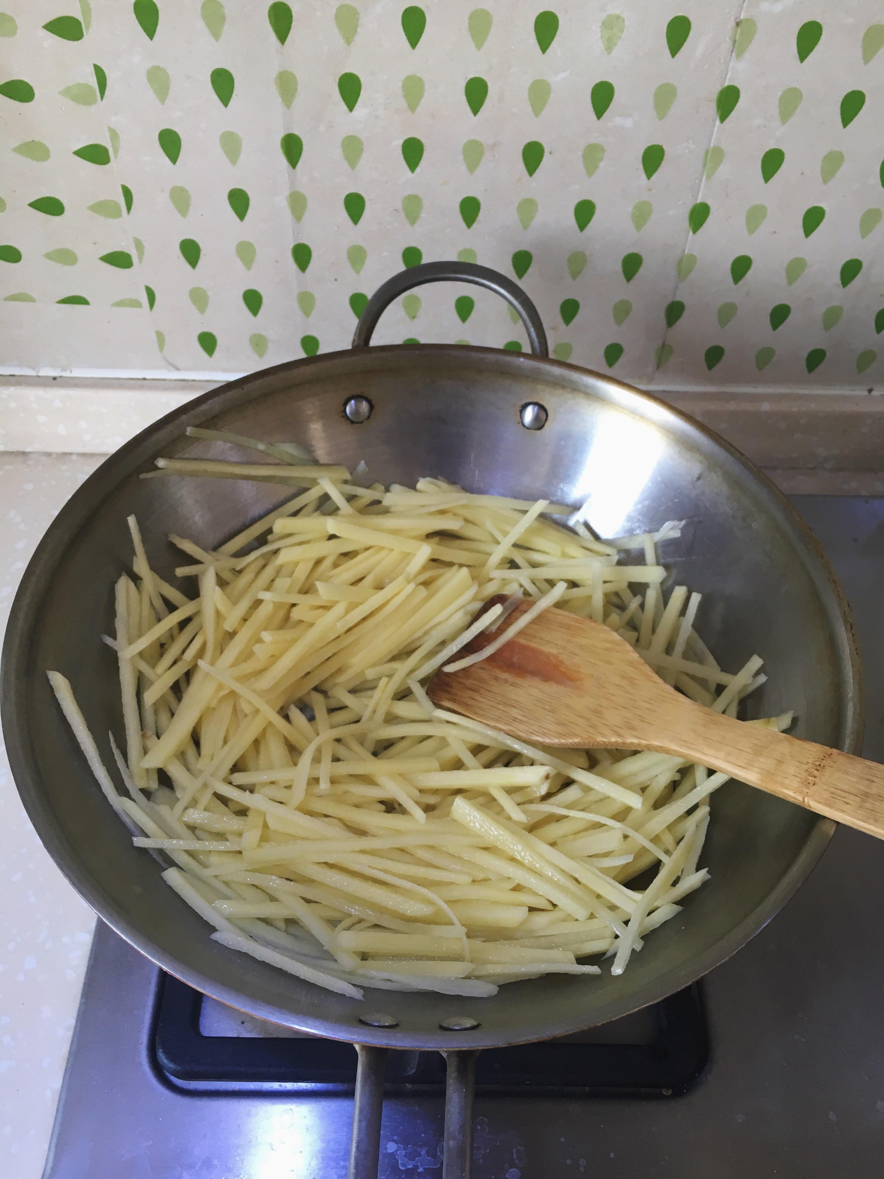 簡單美味的蒜香土豆絲的做法 步骤4
