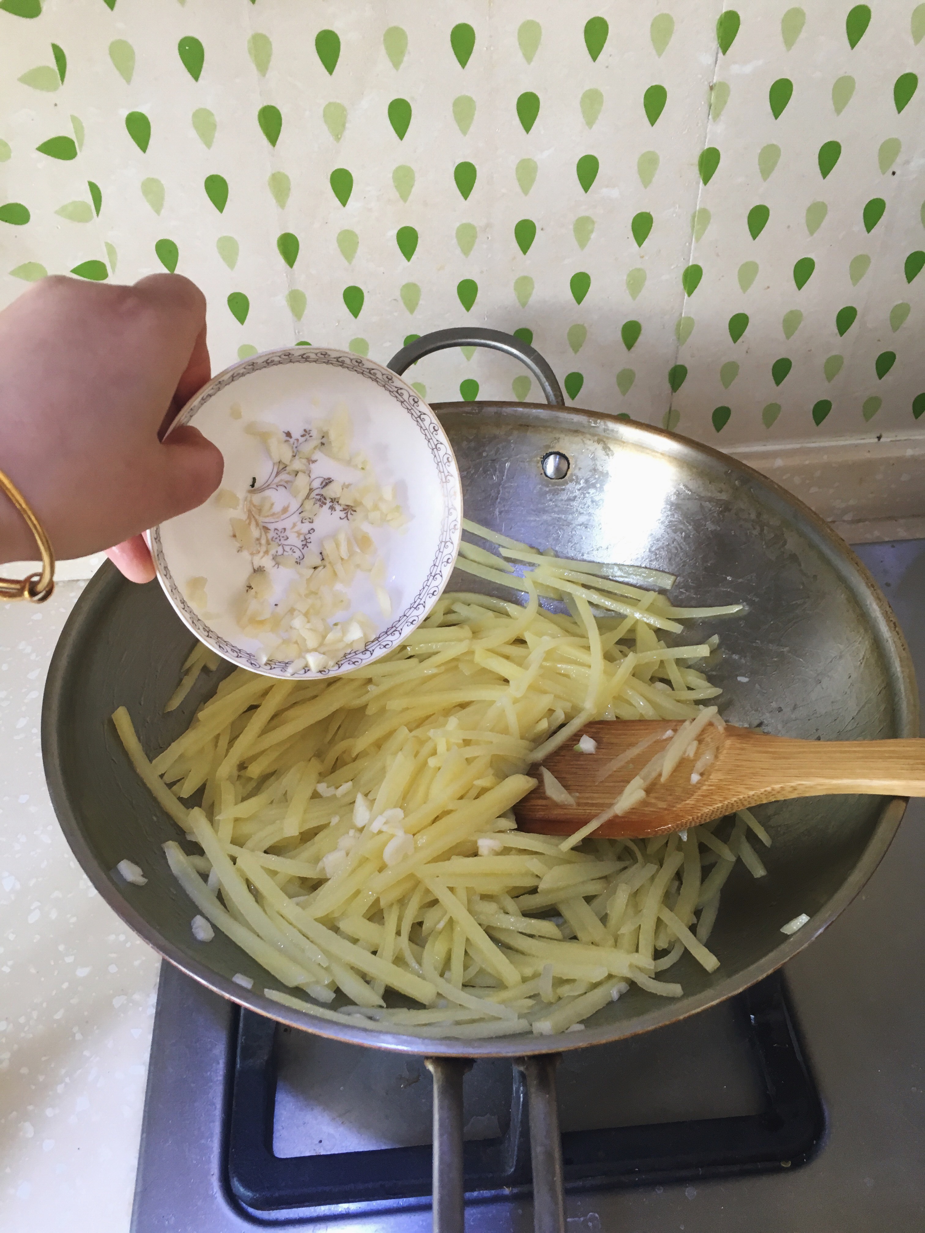 簡單美味的蒜香土豆絲的做法 步骤6