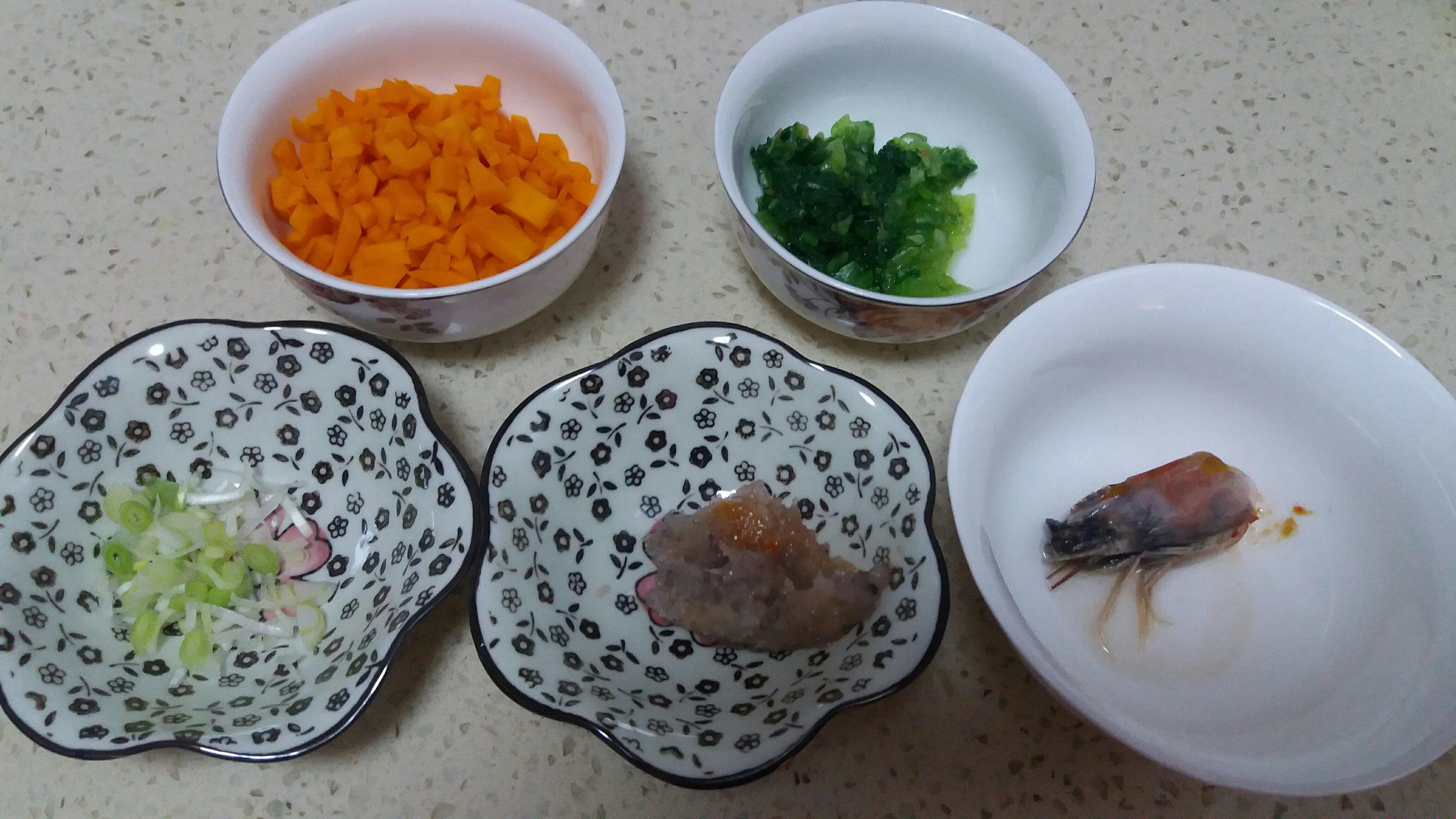 12M+寶寶輔食：南瓜蝦仁炒飯的做法 步骤1