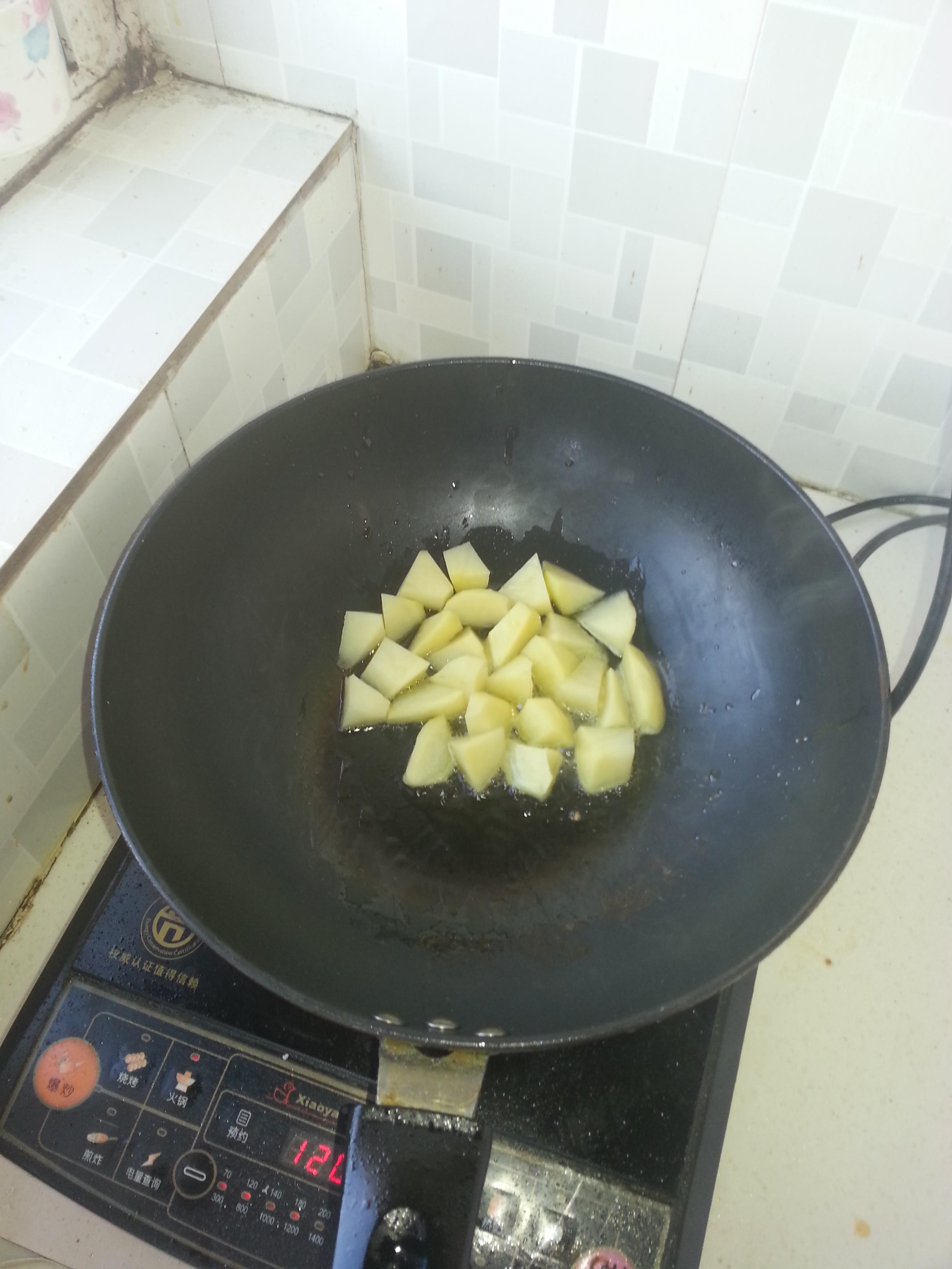土豆燜飯（一個人的時候簡單吃）的做法 步骤3