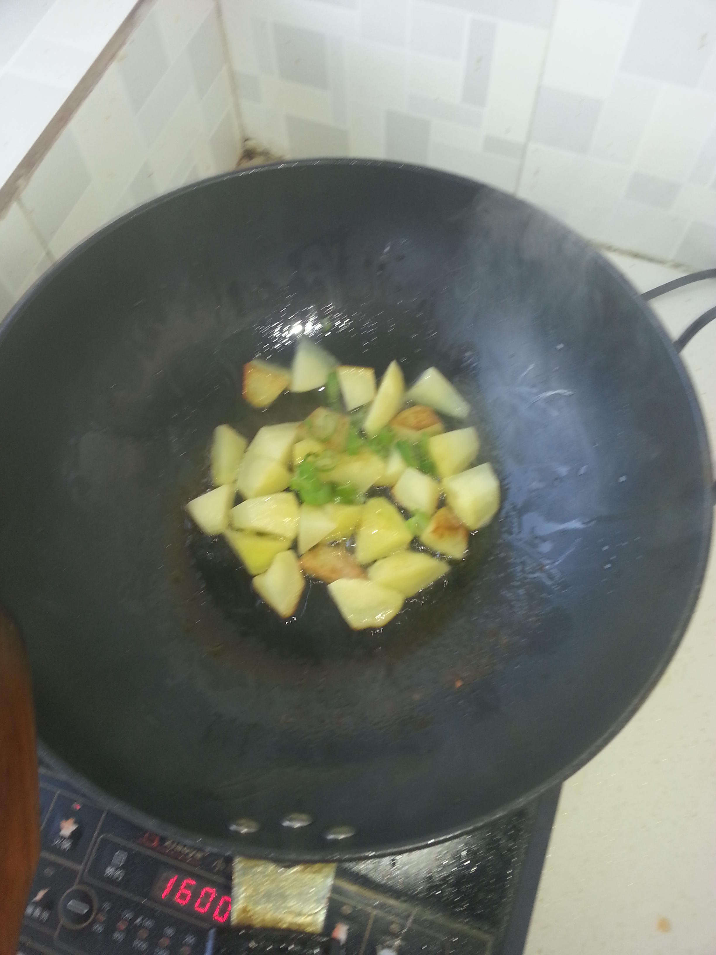 土豆燜飯（一個人的時候簡單吃）的做法 步骤4