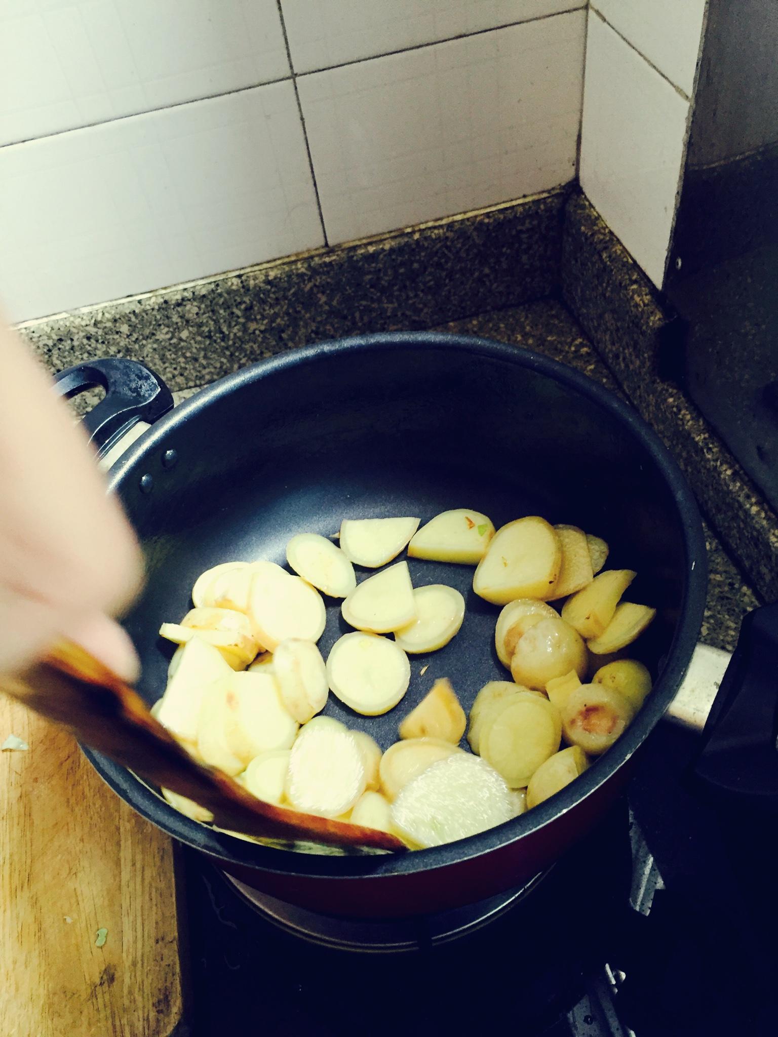 幹鍋小土豆的做法 步骤3