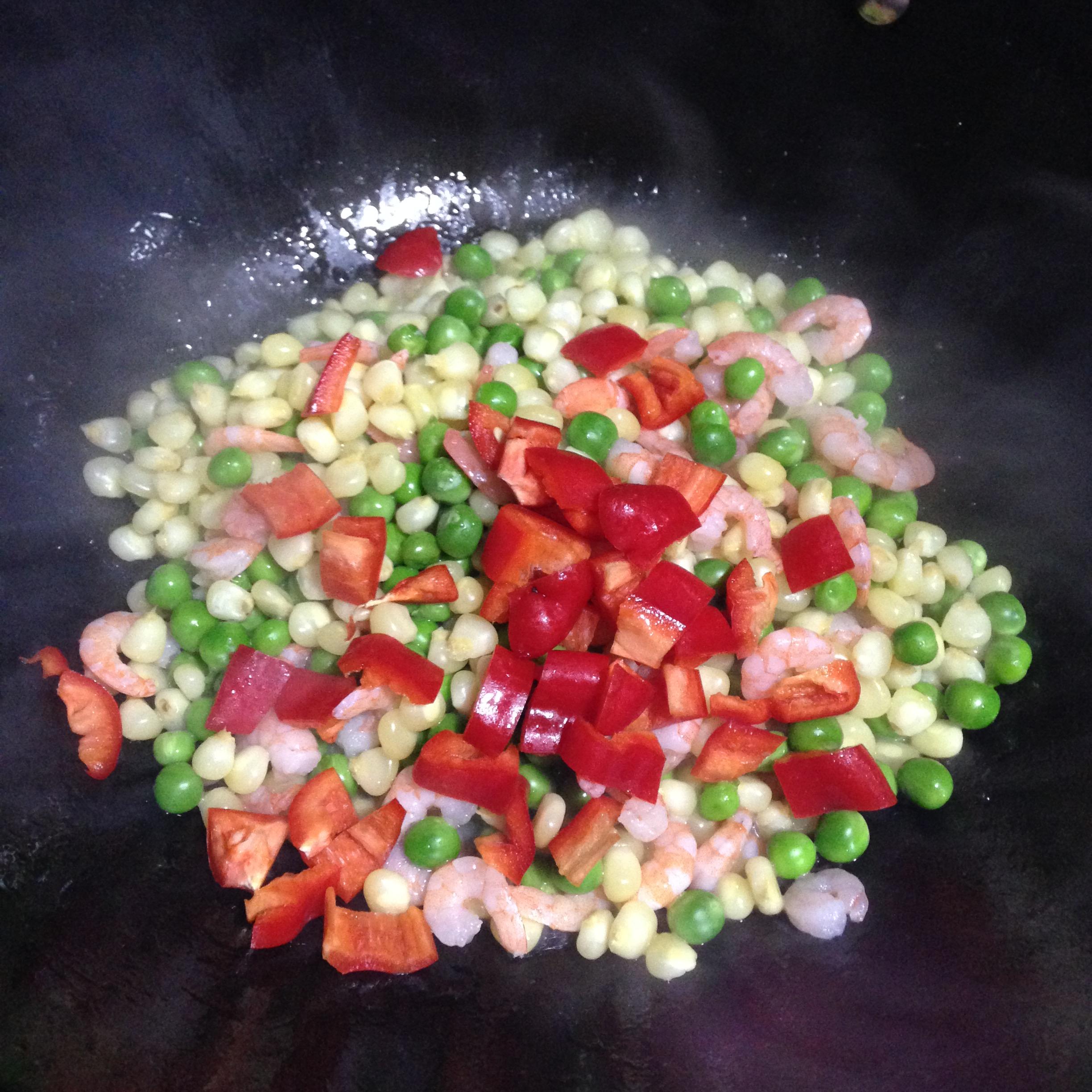玉米豌豆炒蝦仁的做法 步骤3