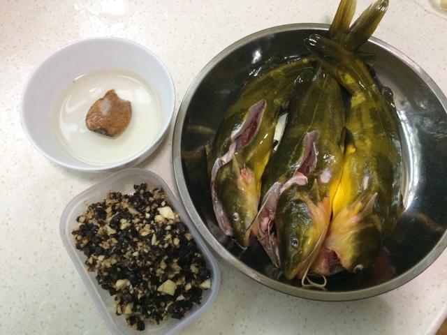 豉汁蒸黃骨魚的做法 步骤1