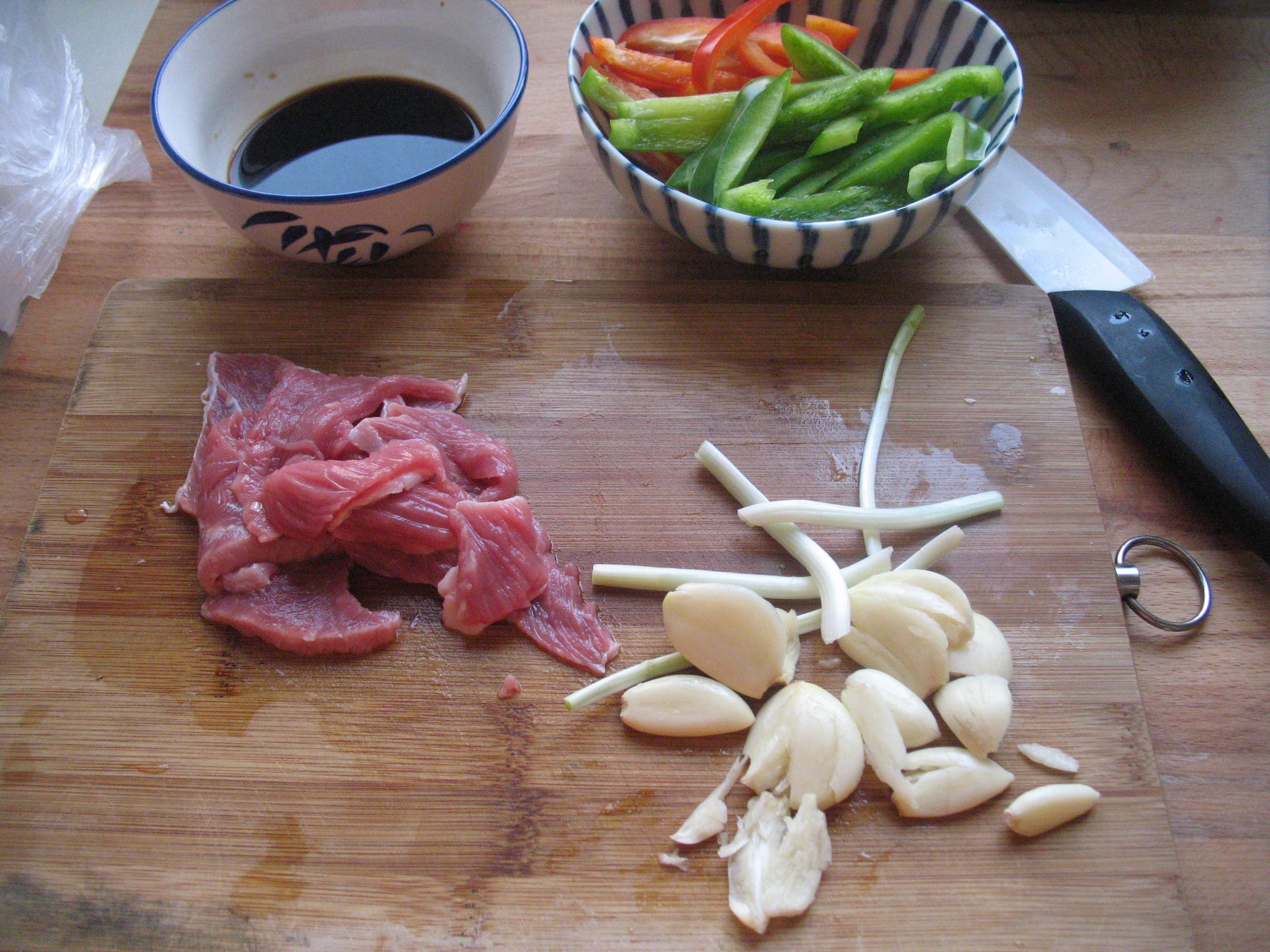 在家也能做出飯店一樣美味的［幹鍋花菜］的做法 步骤1