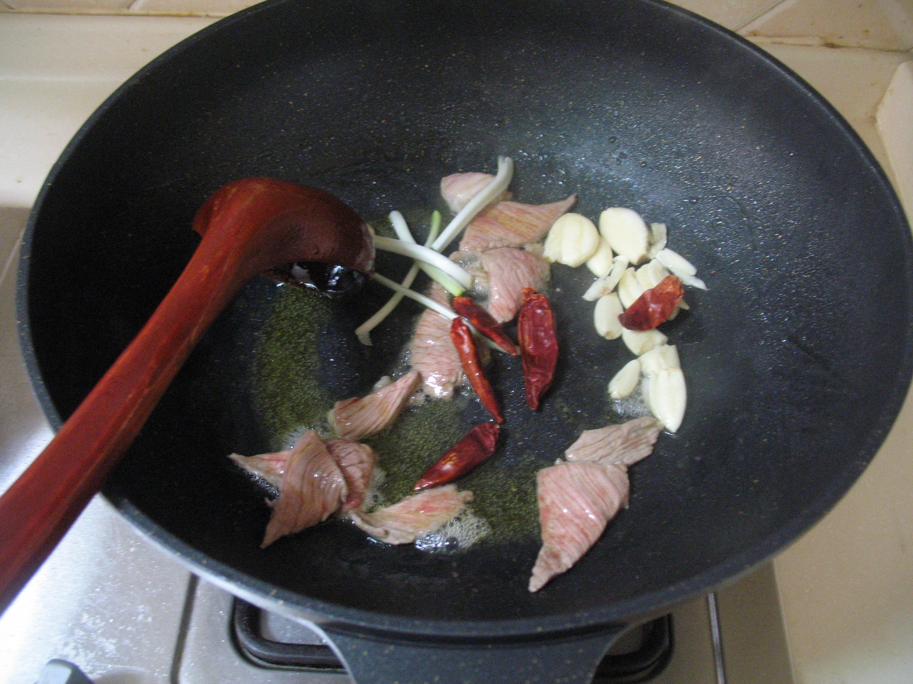 在家也能做出飯店一樣美味的［幹鍋花菜］的做法 步骤3
