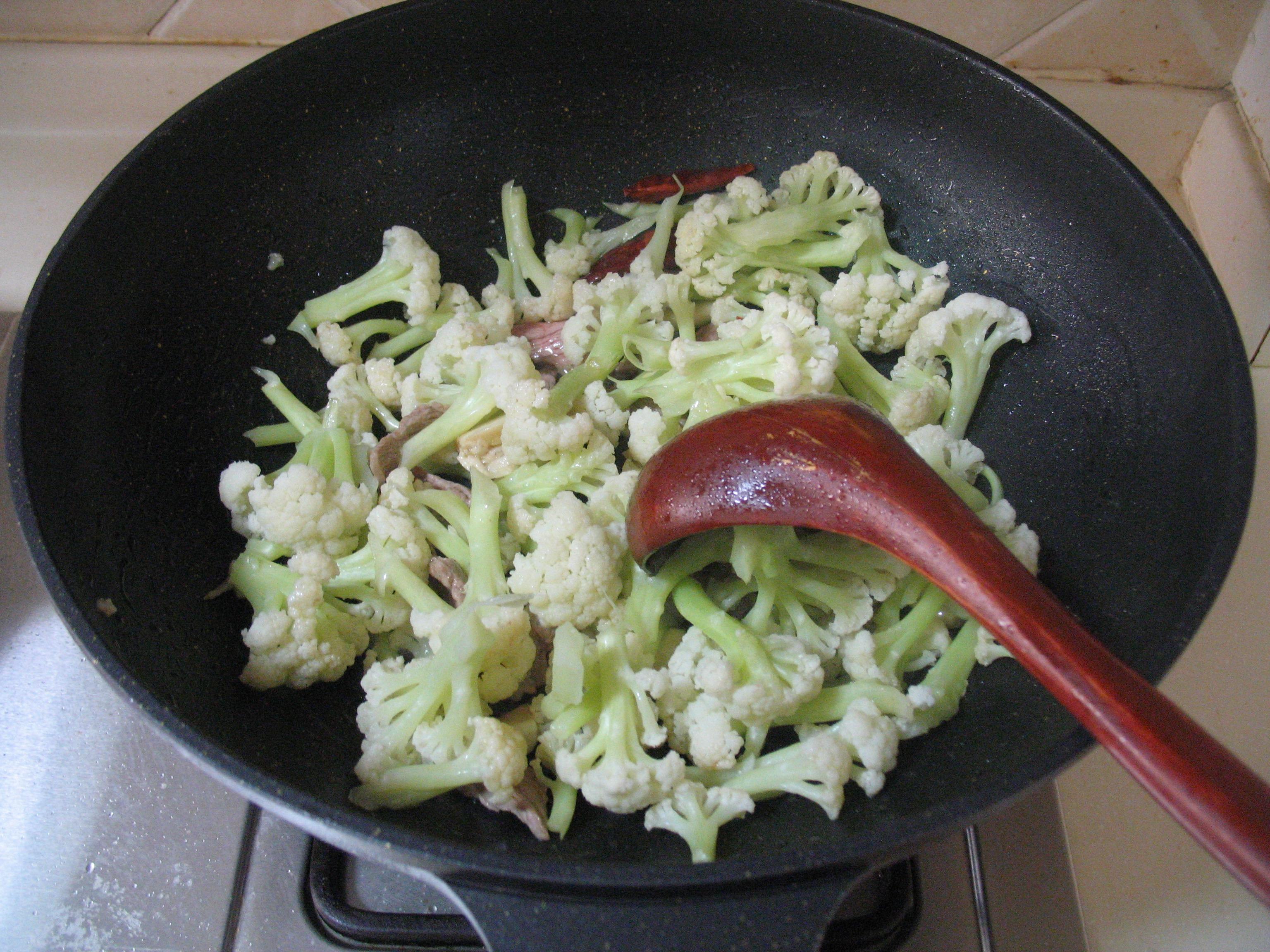 在家也能做出飯店一樣美味的［幹鍋花菜］的做法 步骤4