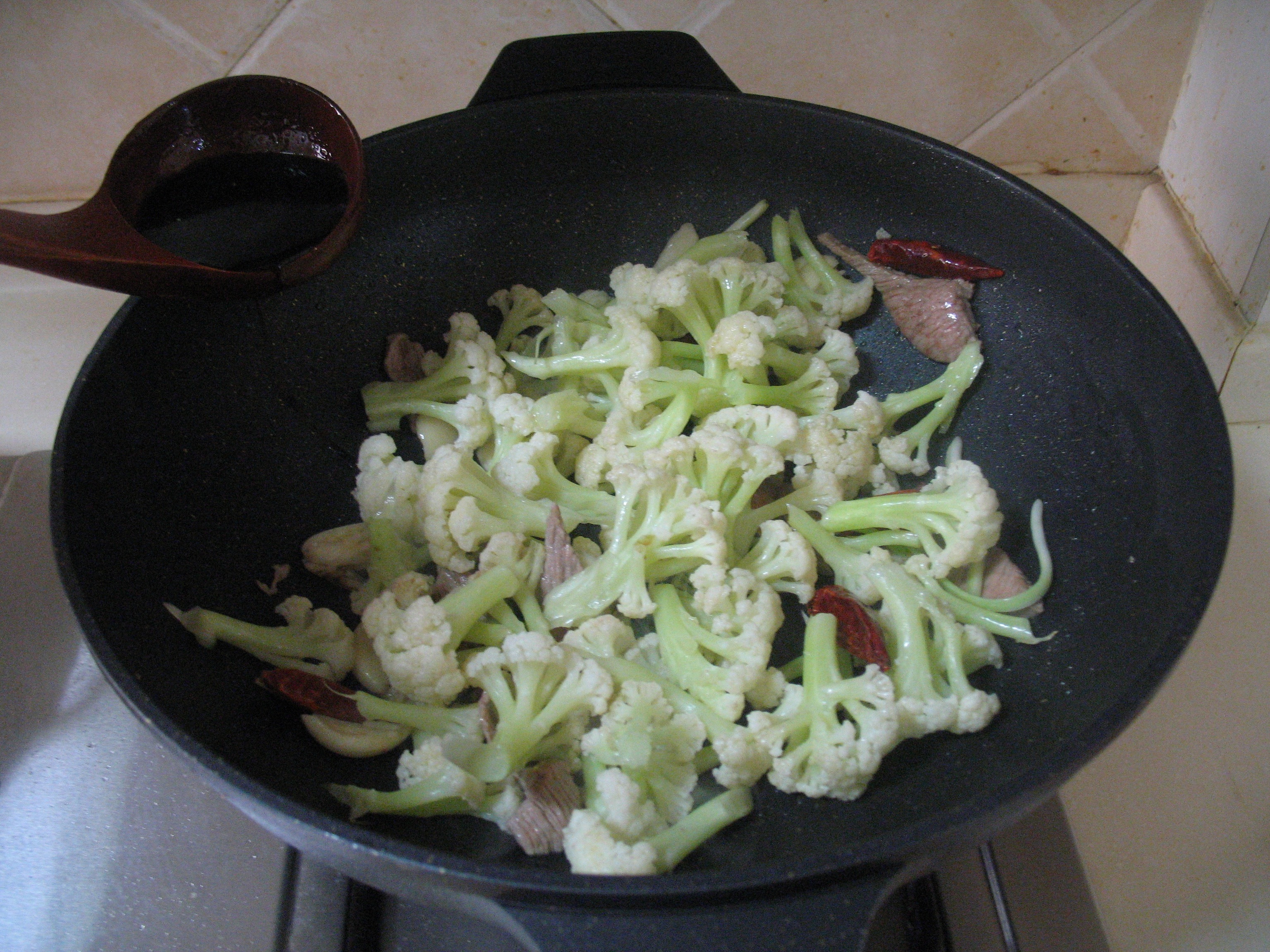在家也能做出飯店一樣美味的［幹鍋花菜］的做法 步骤5