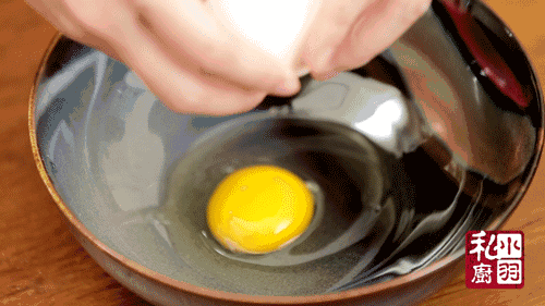 吃了這碗雞蛋羹，就好像回到了家 ｜簡單快手菜 NO.3的做法 步骤1