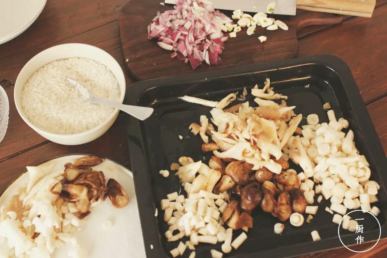 【一廚作】VOL44每個孩子都喜歡的菌菇炊飯的做法 步骤1