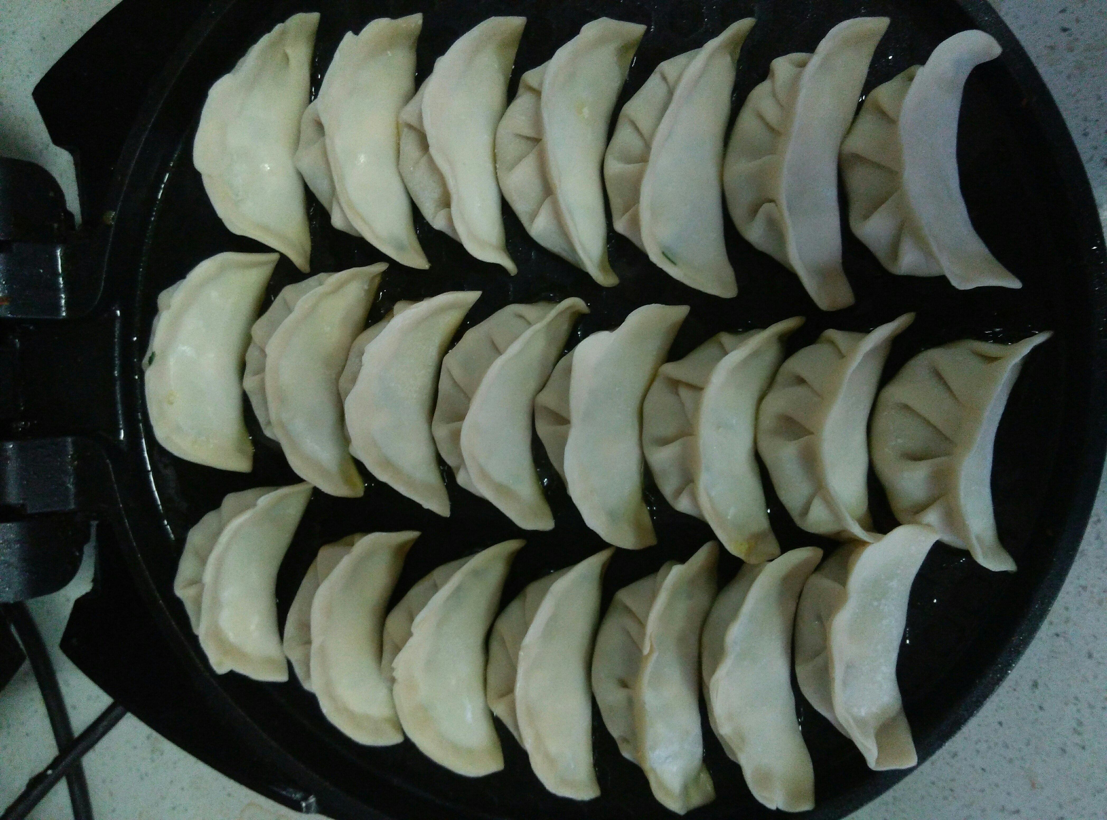 韭菜雞蛋蝦皮素三鮮生煎餃（電餅鐺煎烙）的做法 步骤3