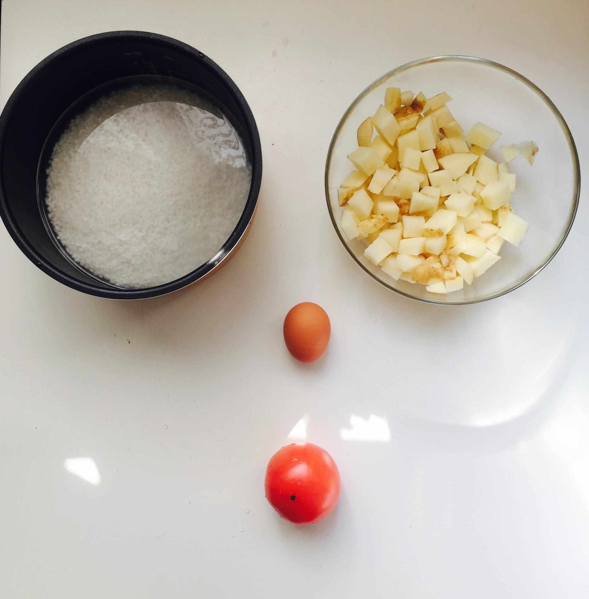 西紅柿土豆雞蛋燜飯的做法 步骤1