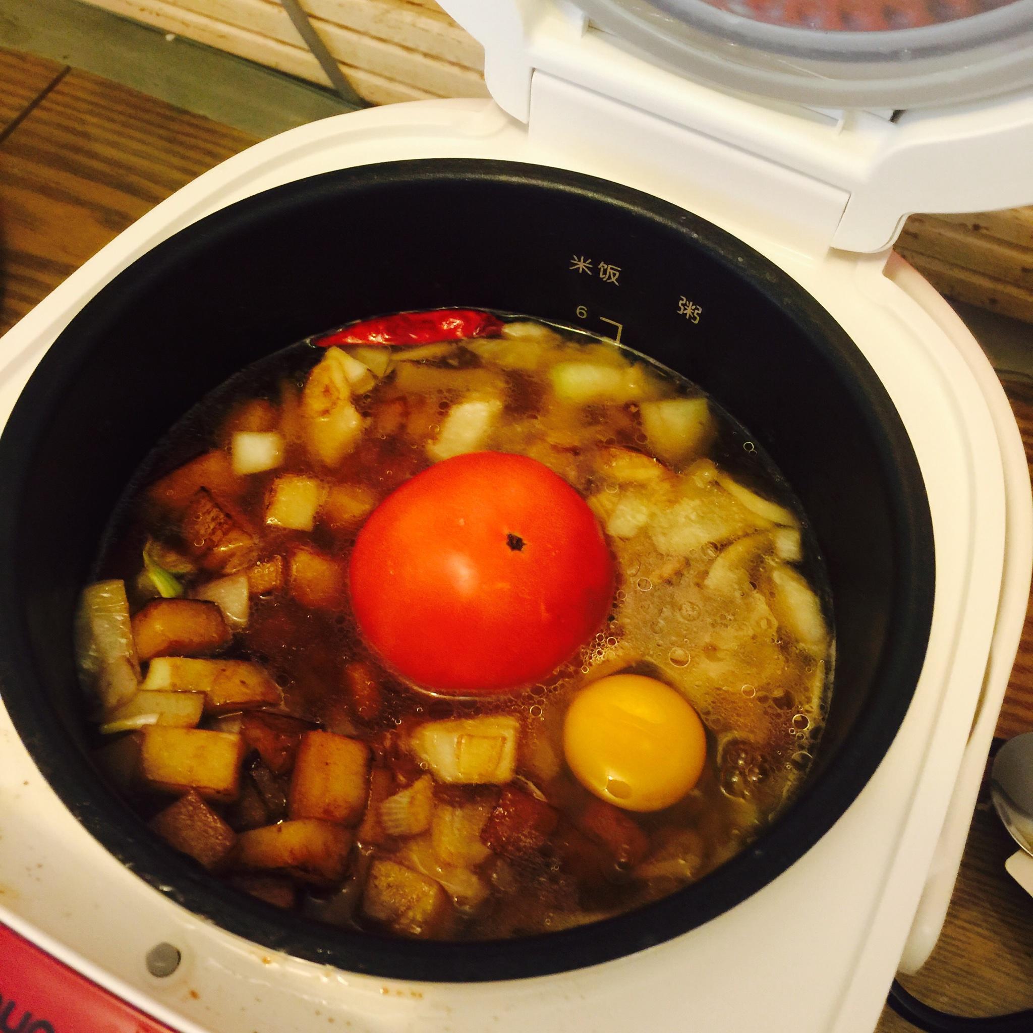 西紅柿土豆雞蛋燜飯的做法 步骤2