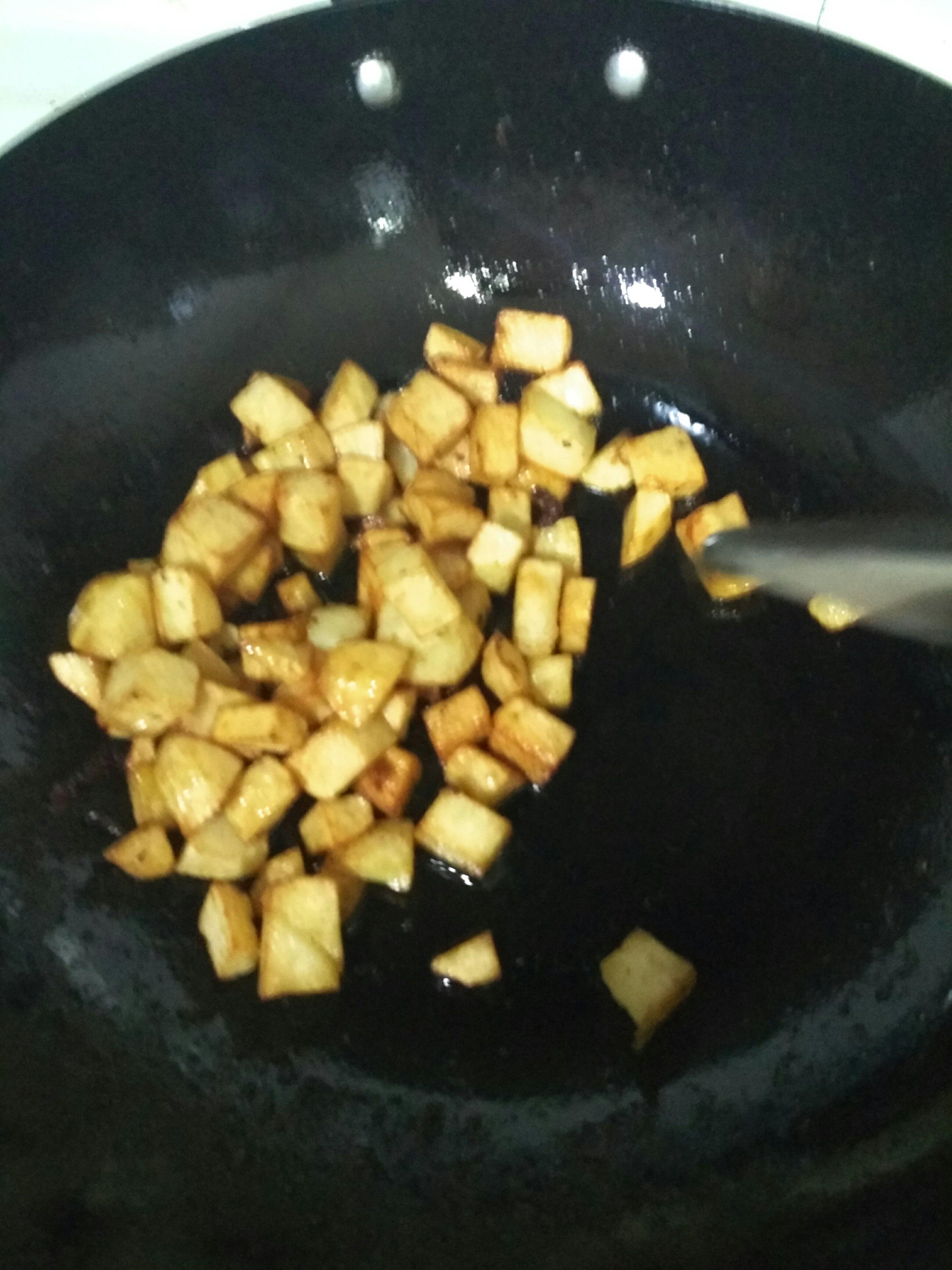 簡單好吃的孜然土豆的做法 步骤4