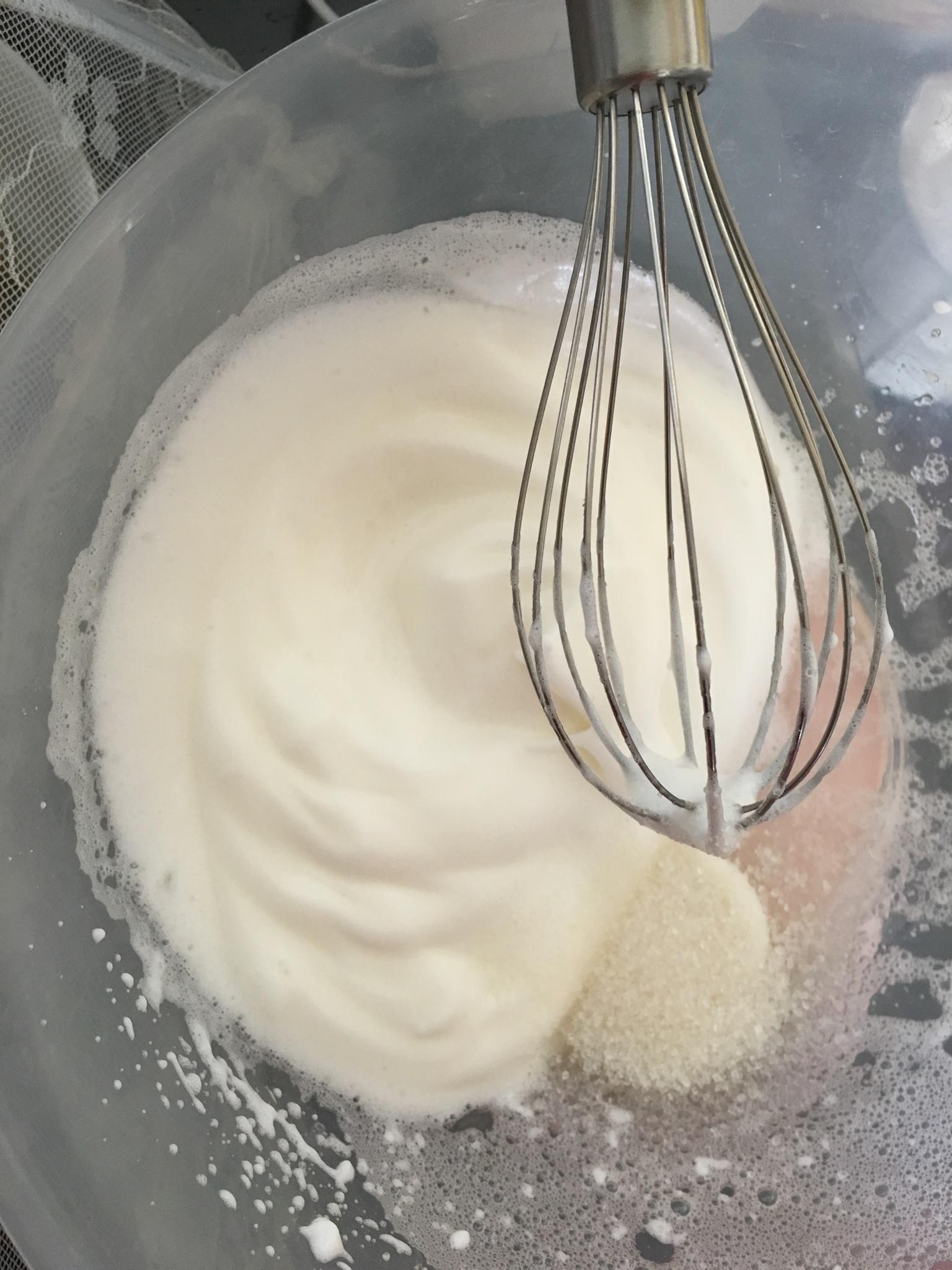 奶油戚風杯子蛋糕（也可做六寸戚風蛋糕）的做法 步骤8