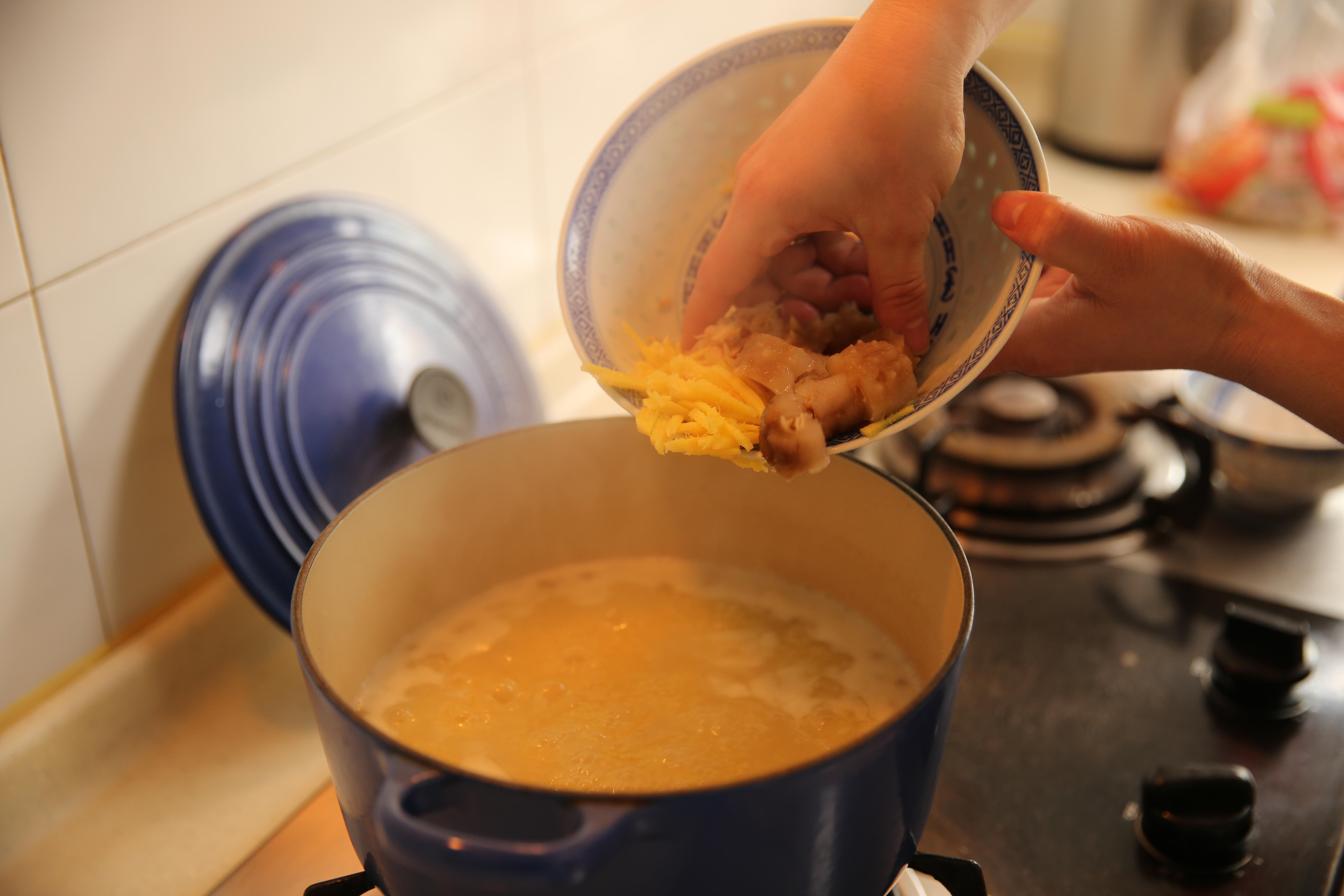 海蔘小米粥，快手營養早餐，鑄鐵鍋版的做法 步骤4