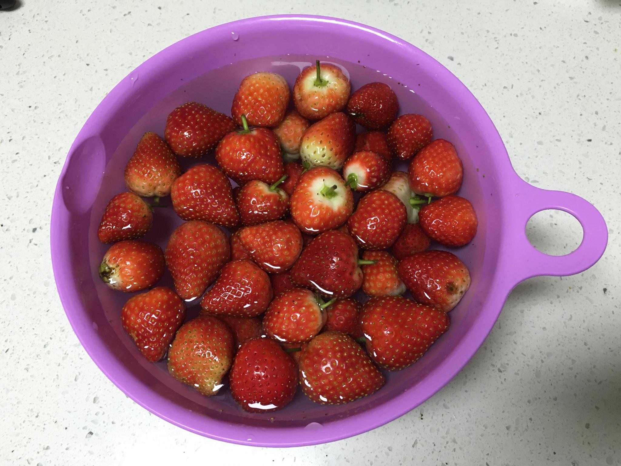 小清新 草莓醬的做法 步骤1
