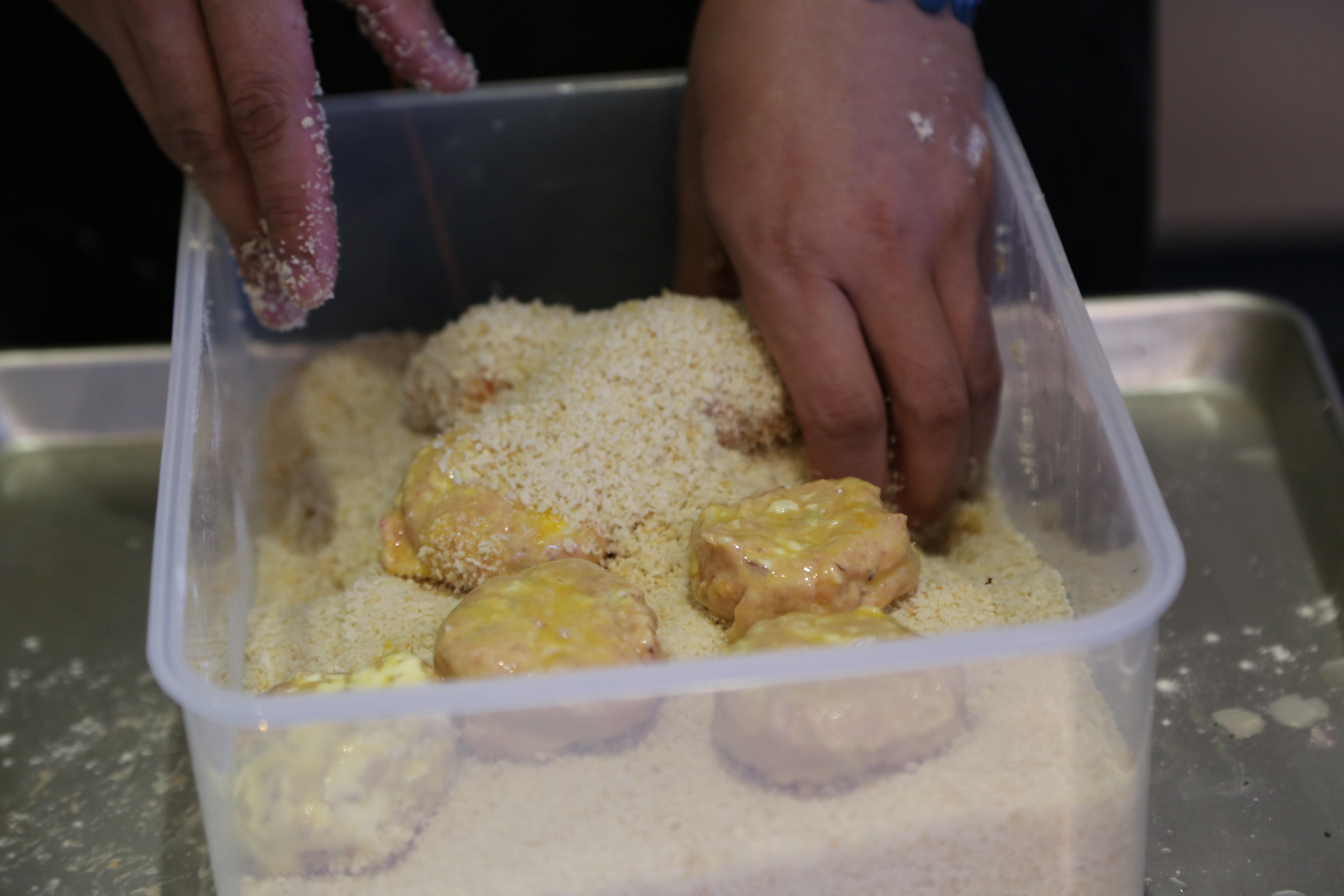 法式蟹餅配芥末風味沙拉醬的做法 步骤2