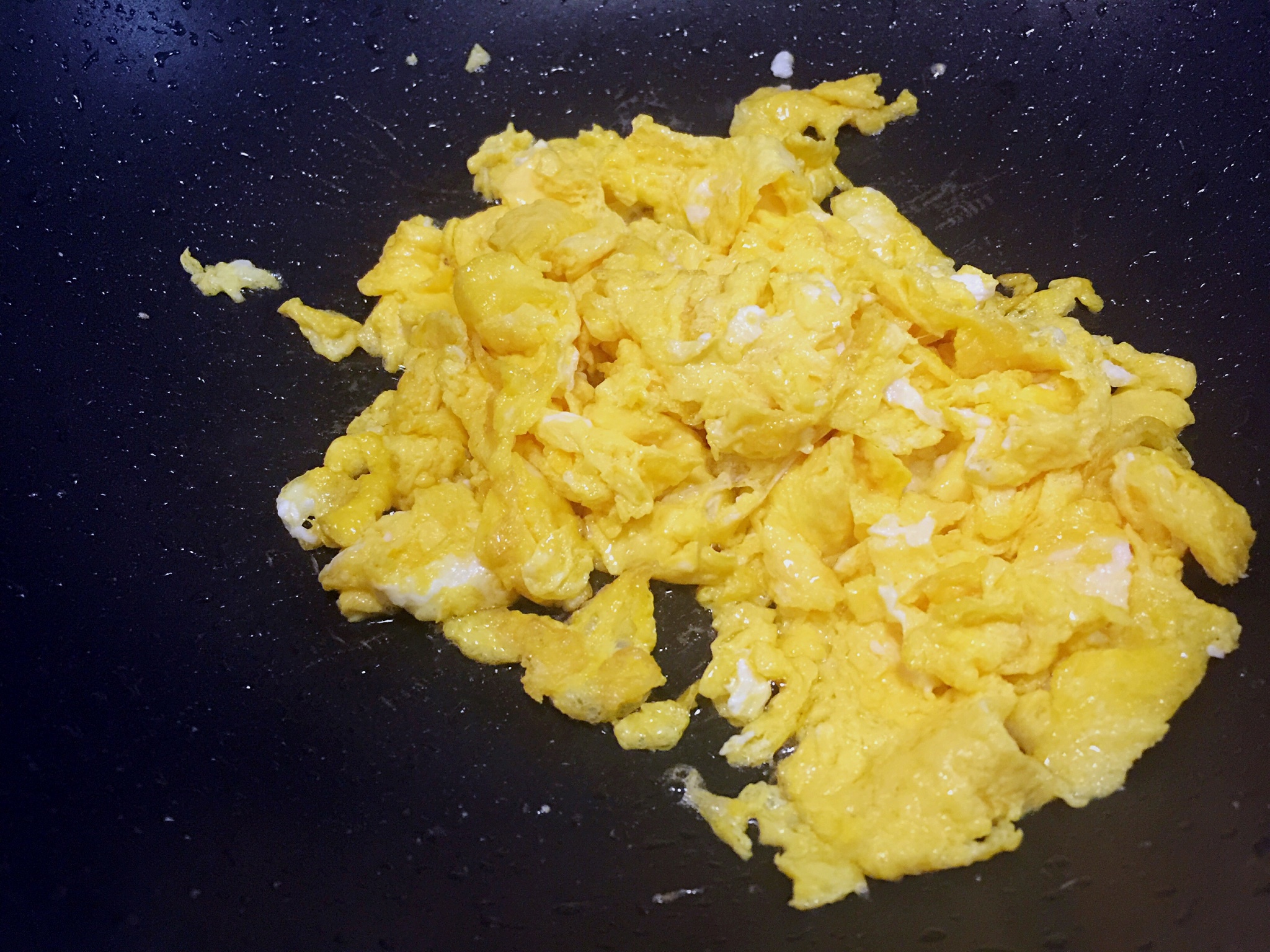 廣式臘腸蛋炒飯的做法 步骤3