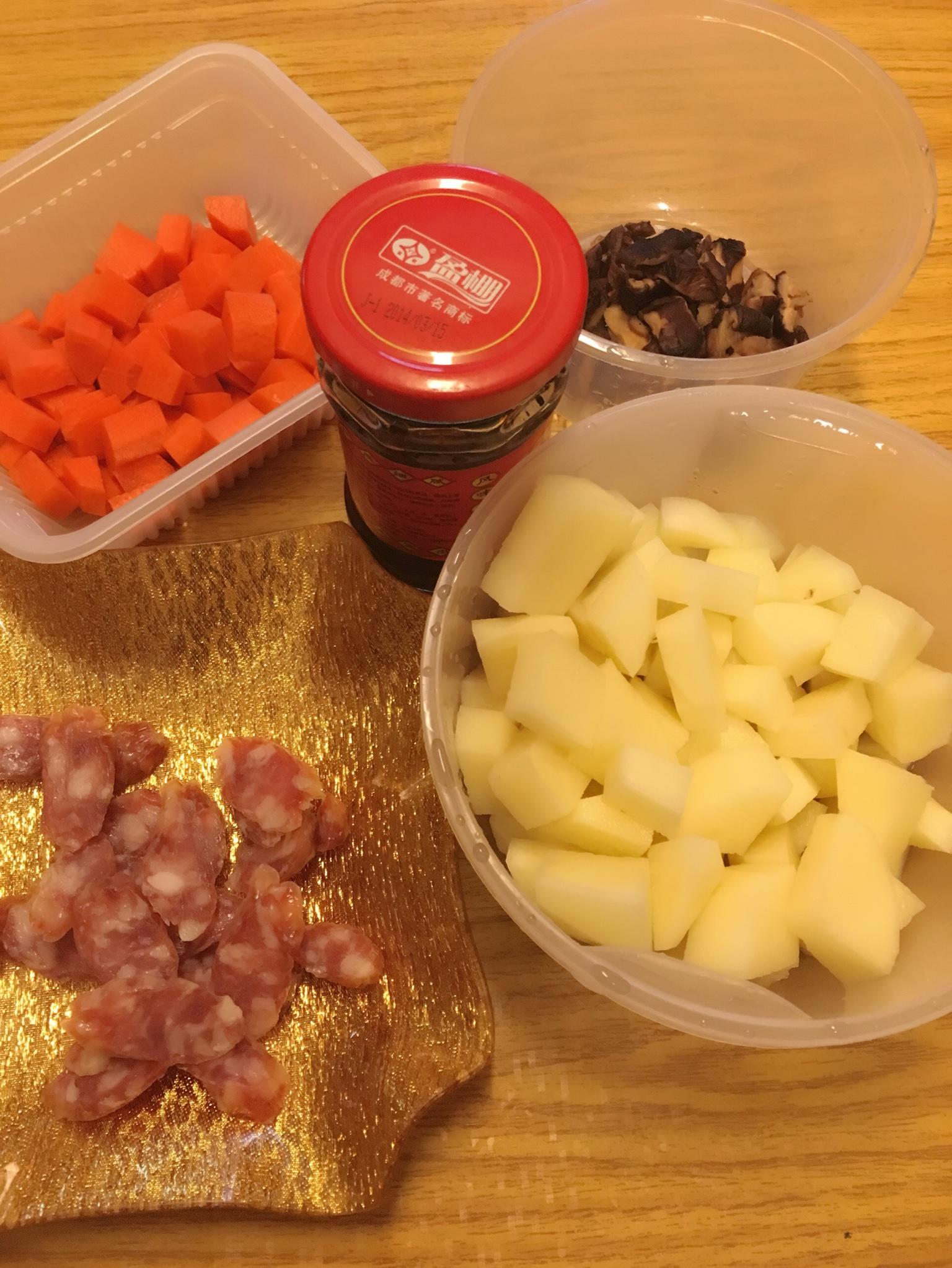 臘腸土豆燜飯（兩人食用）的做法 步骤4
