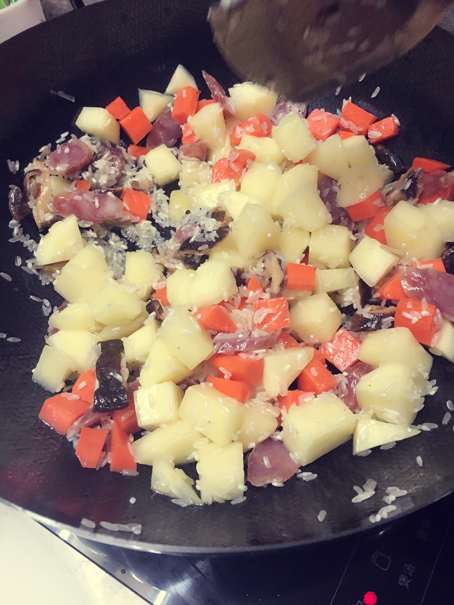 臘腸土豆燜飯（兩人食用）的做法 步骤7