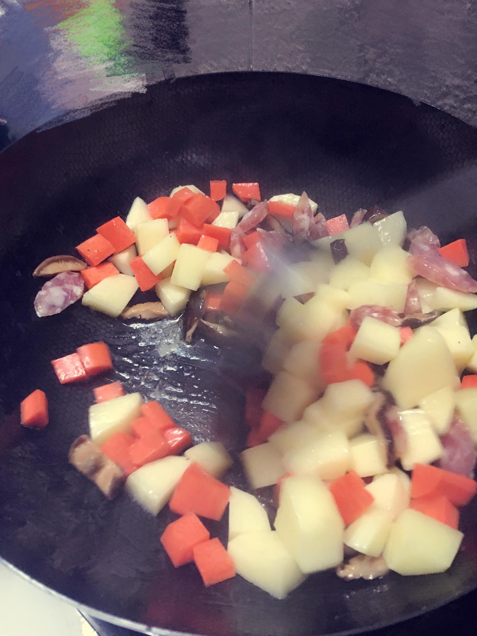 臘腸土豆燜飯（兩人食用）的做法 步骤6