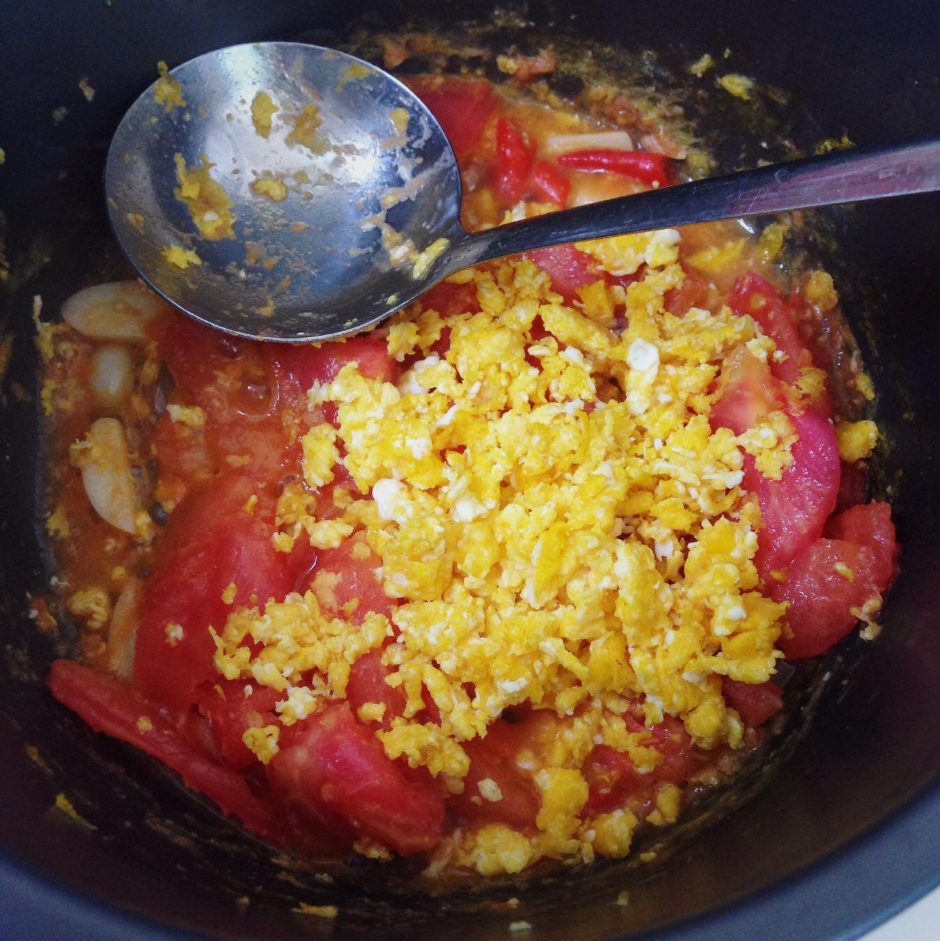 電飯煲裡的番茄雞蛋的做法 步骤2