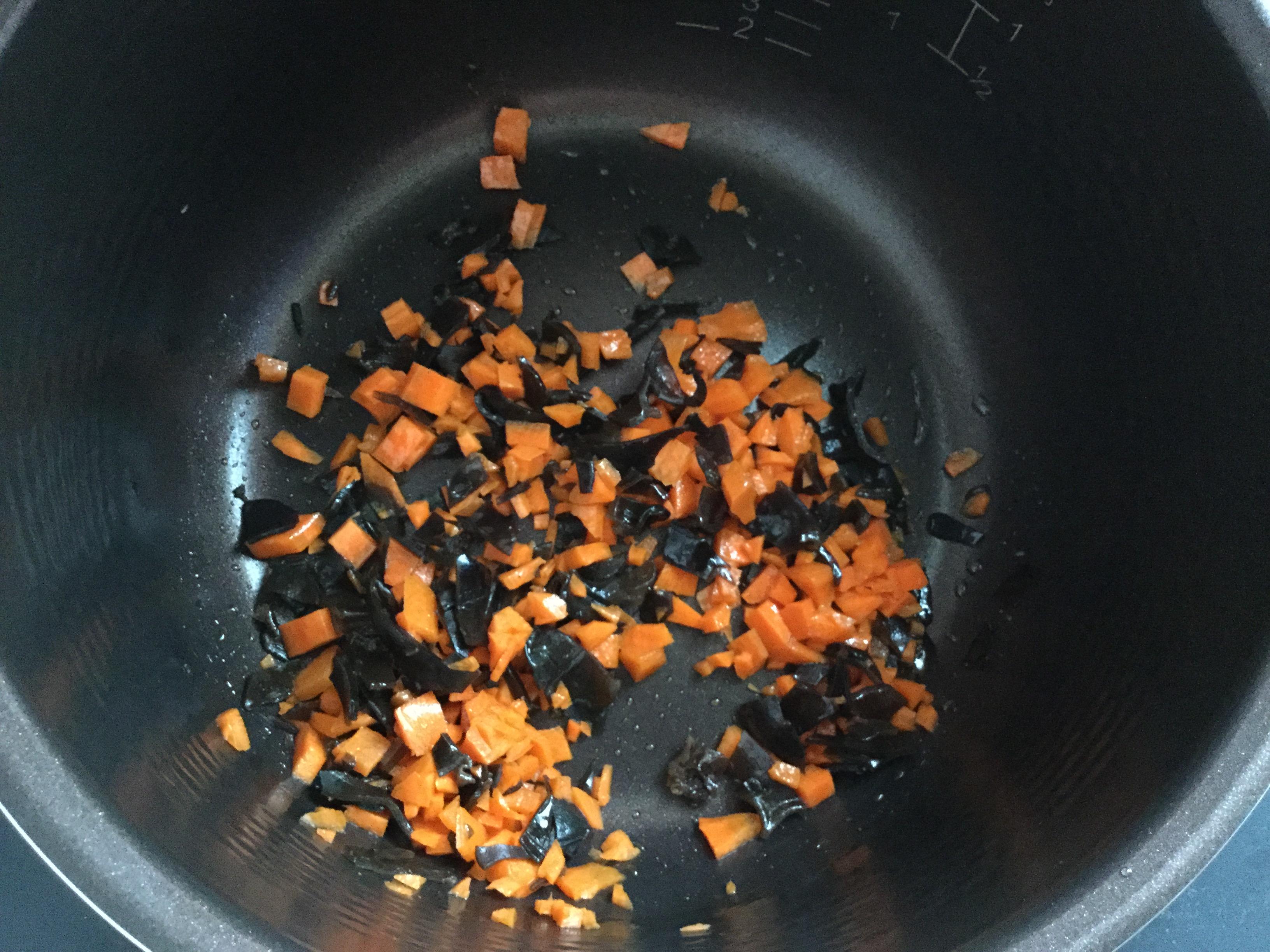 蘿蔔香腸木耳電飯煲飯的做法 步骤2