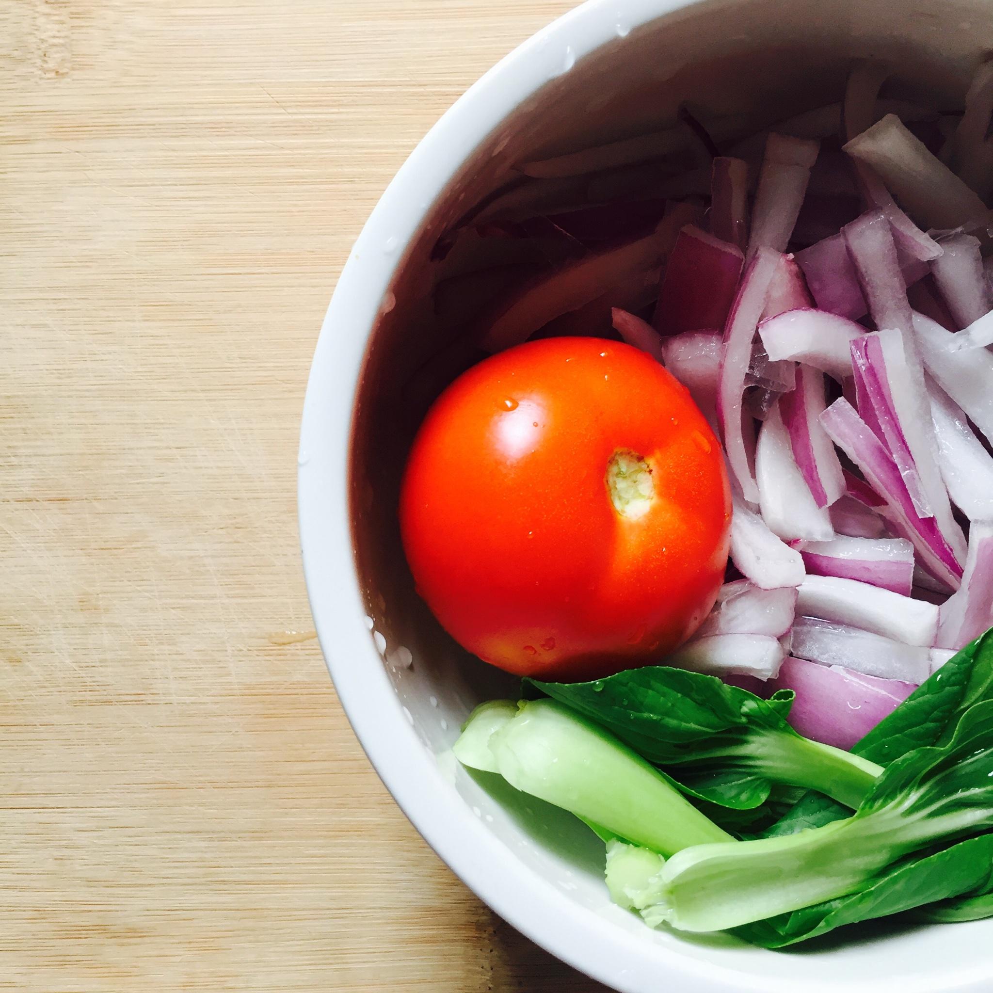 超級下飯的茄汁洋蔥青菜.•向陽特供的做法 步骤1