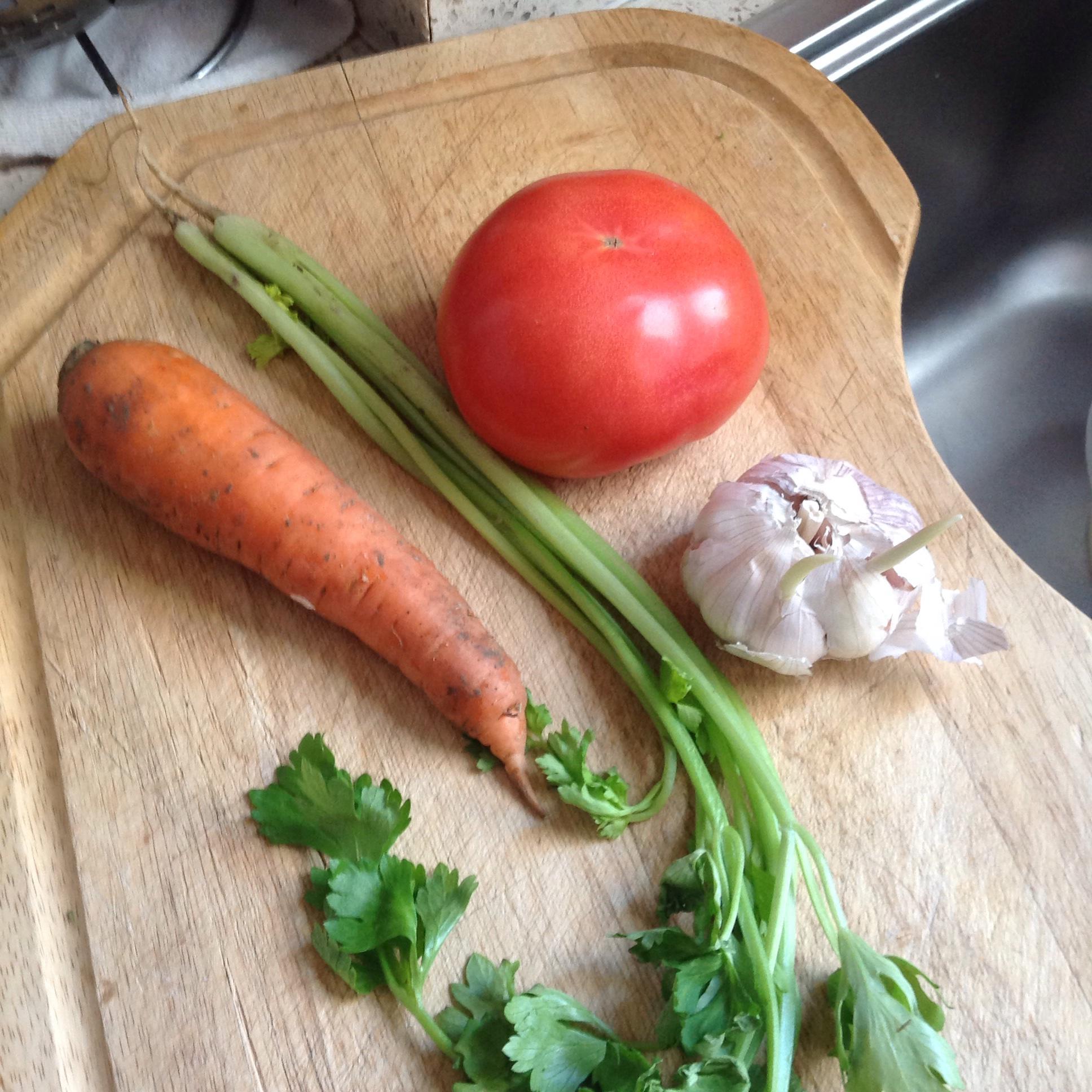 綜合蔬菜濃湯配蒜蓉麪包的做法 步骤1