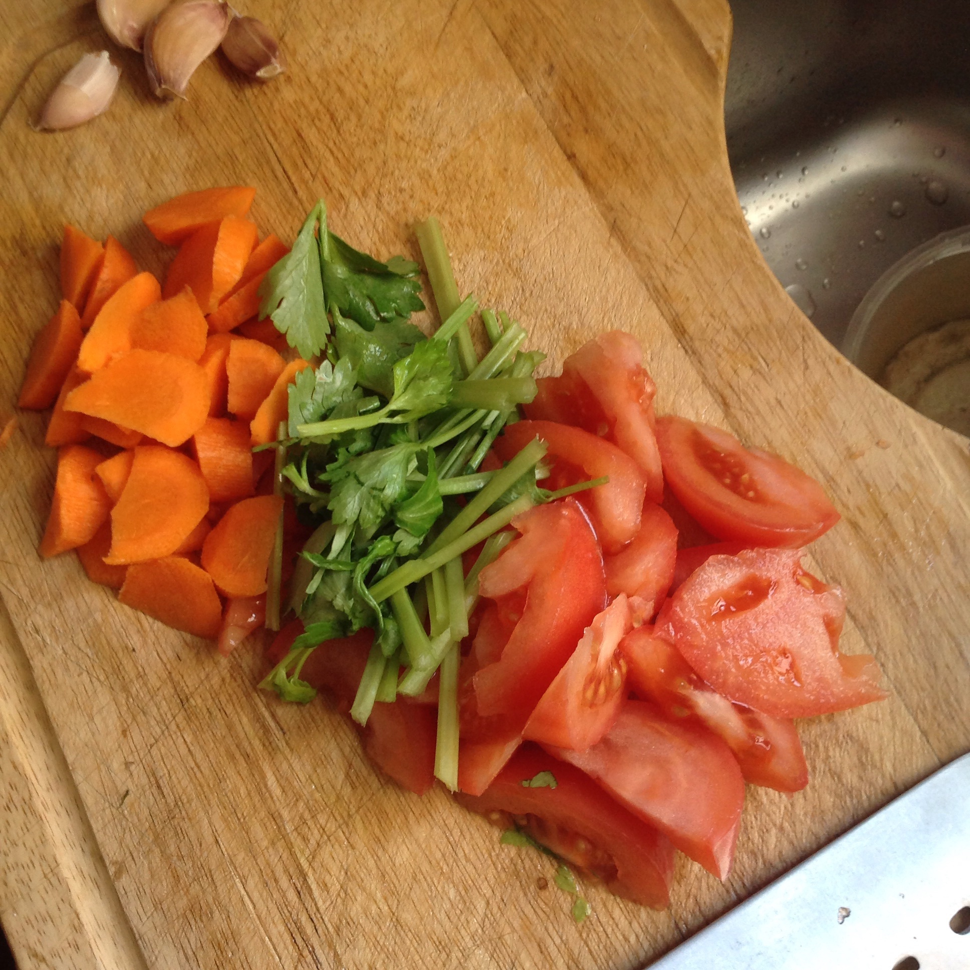 綜合蔬菜濃湯配蒜蓉麪包的做法 步骤2