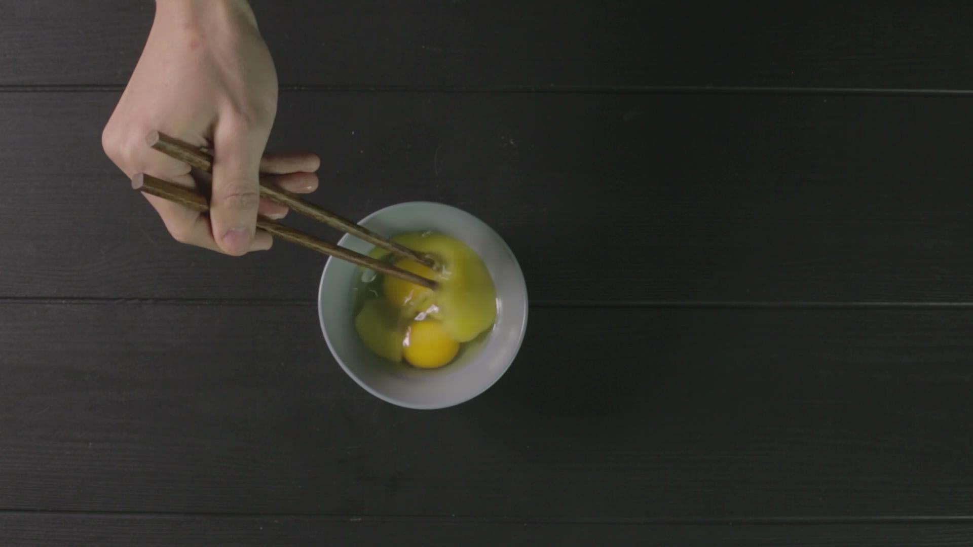 早餐蛋卷 | 爸爸廚房 VOL . 128 J雞蛋香菇 胡蘿蔔 橄欖油 鹽 黃油的做法 步骤8