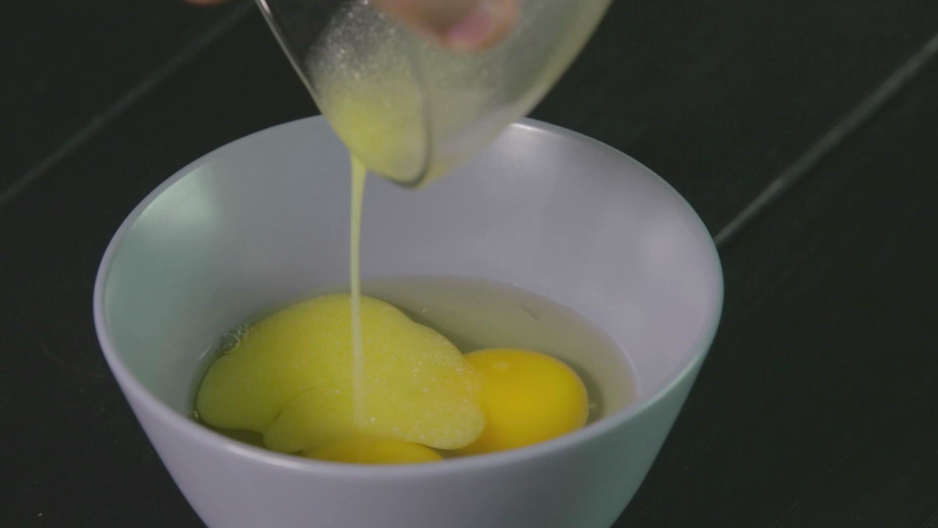 早餐蛋卷 | 爸爸廚房 VOL . 128 J雞蛋香菇 胡蘿蔔 橄欖油 鹽 黃油的做法 步骤7